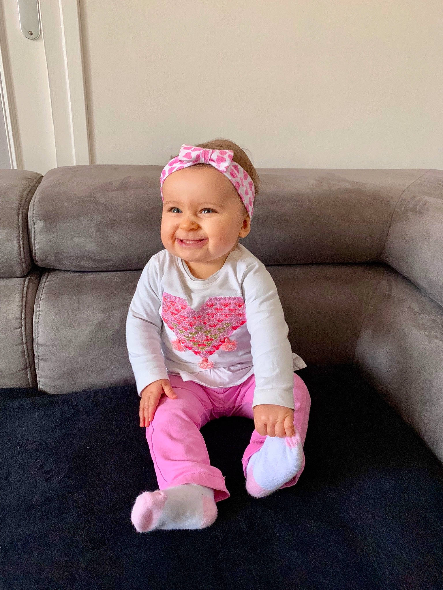 Lizhéa a rejoint le concours — aidez-le/la à gagner de superbes lots ! child, day, flooring, girl, hair_accessory, headgear, infant, joy, leg, person, pink, play, product, sitting, skin, smile, standing, textile, toddler