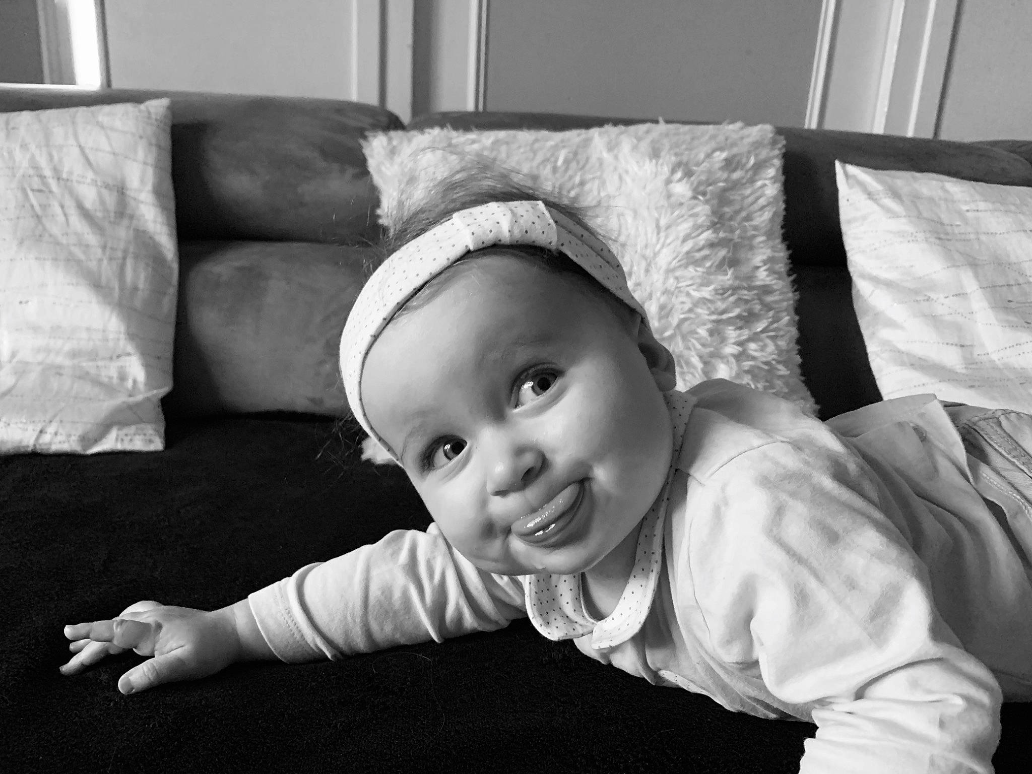 Lizhéa participe au concours pour gagner de l'argent avec cette photo : black, black_and_white, child, eye, girl, happiness, head, infant, joy, monochrome, monochrome_photography, organ, person, photograph, photography, sitting, skin, smile, snapshot, toddler