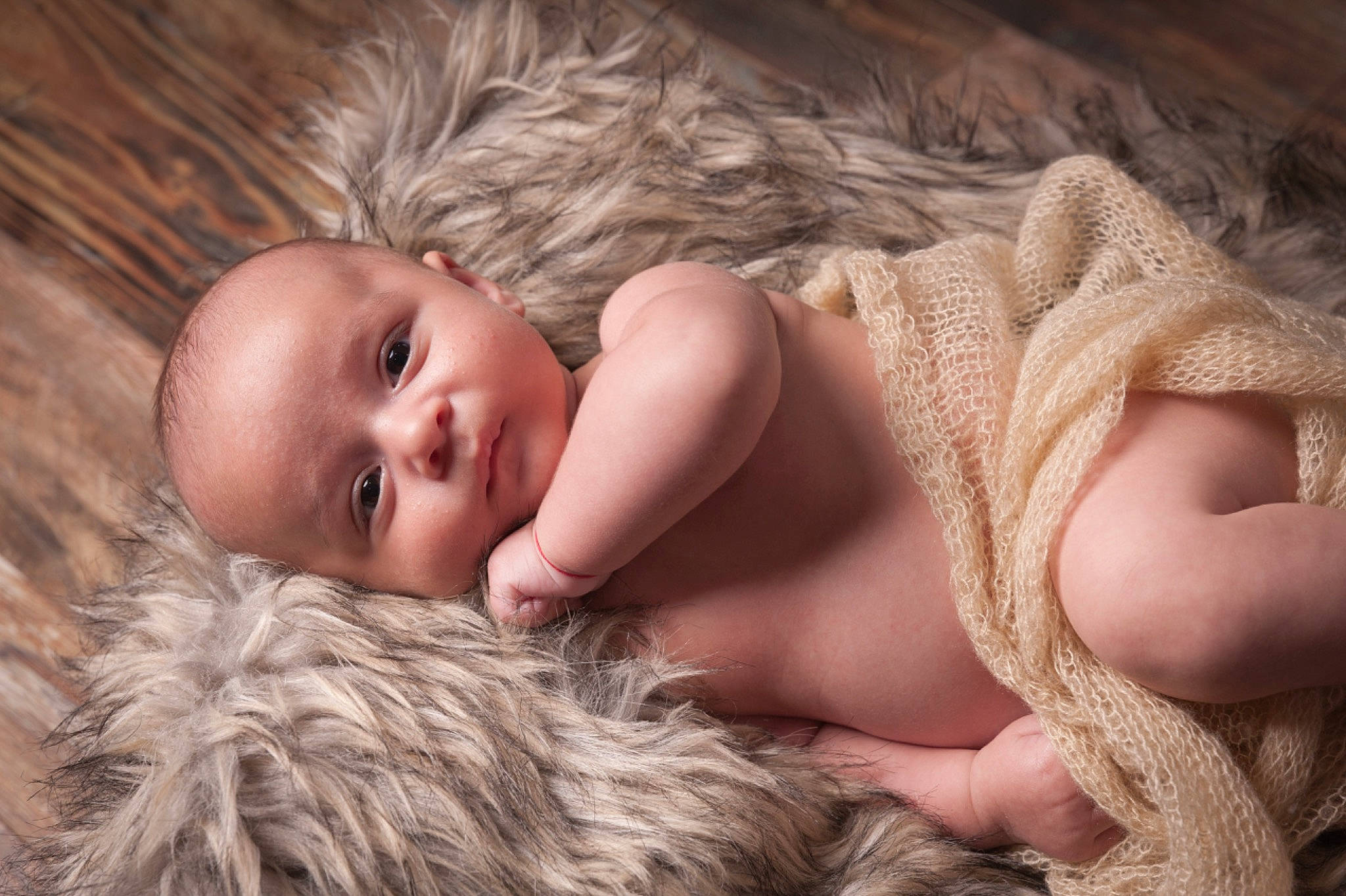 Andréas participe au concours pour gagner de l'argent avec cette photo : baby, baby_toddler_clothing, cheek, child, comfort, eye, fashion_accessory, fawn, fur, grass, headgear, iris, linens, lip, pattern, person, skin, toddler, vertebrate, wood