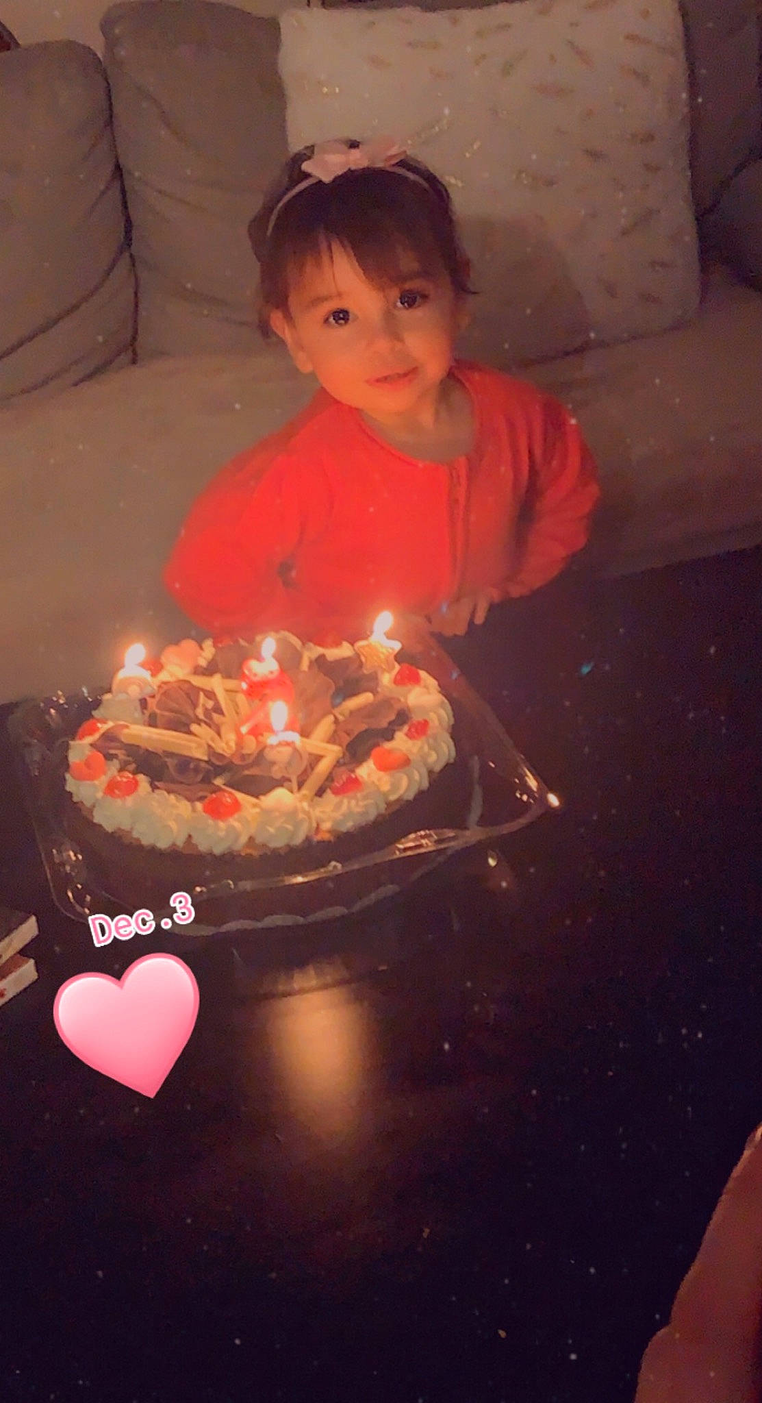 Shayma a rejoint le concours — aidez-le/la à gagner de superbes lots ! baked_goods, birthday, birthday_cake, birthday_candle, cake, cake_decorating, cake_decorating_supply, candle, cuisine, dish, face, food, furniture, human_body, ingredient, organ, person, plate, sugar_cake, table