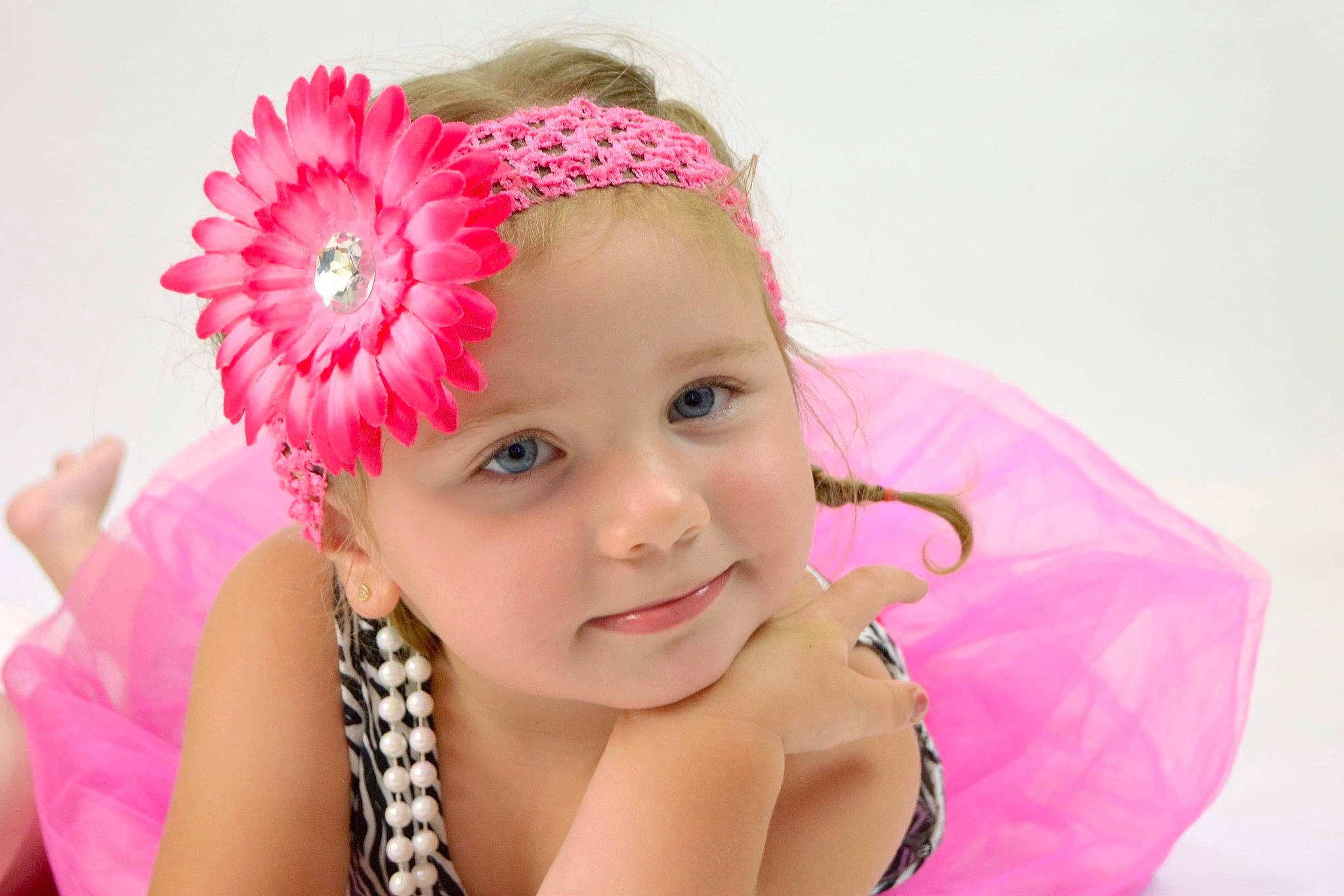 Clara a rejoint le concours — aidez-le/la à gagner de superbes lots ! baby, cheek, child, child_model, clothing, costume, costume_accessory, ear, face, fashion_accessory, hair_accessory, head, headband, headgear, headpiece, joy, person, pink, plant, smile