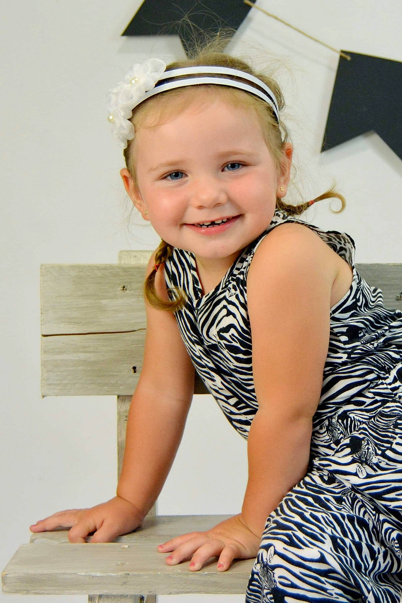 Clara a rejoint le concours — aidez-le/la à gagner de superbes lots ! baby, baby_toddler_clothing, child, child_model, daughter, ear, headband, joy, person, photo_shoot, photography, sitting, smile, toddler, vacation