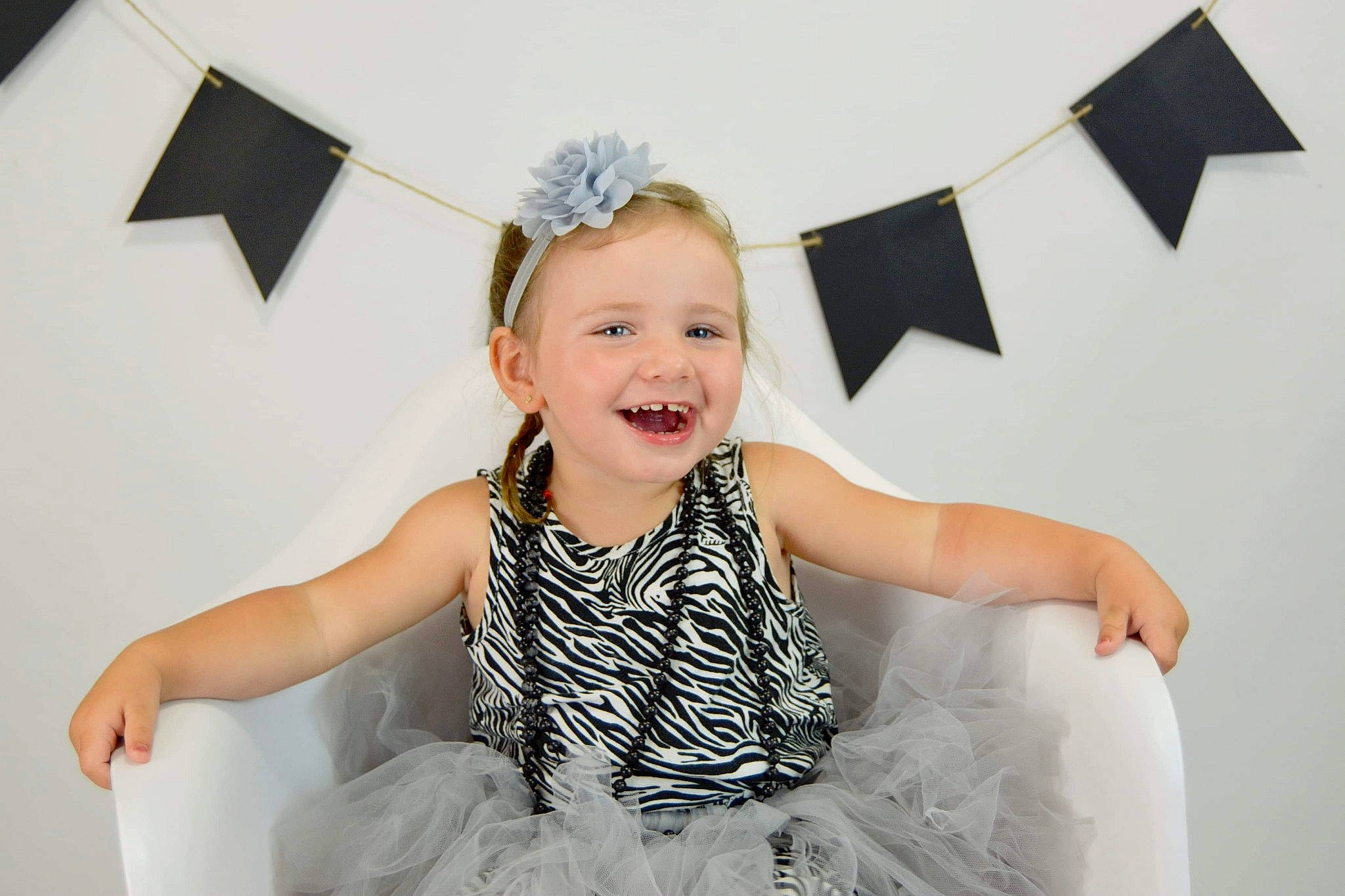 Clara participe au concours pour gagner de l'argent avec cette photo : ceremony, child, child_model, costume, dress, fashion_accessory, fun, hair_accessory, happy, headpiece, joy, person, photography, smile, toddler, white