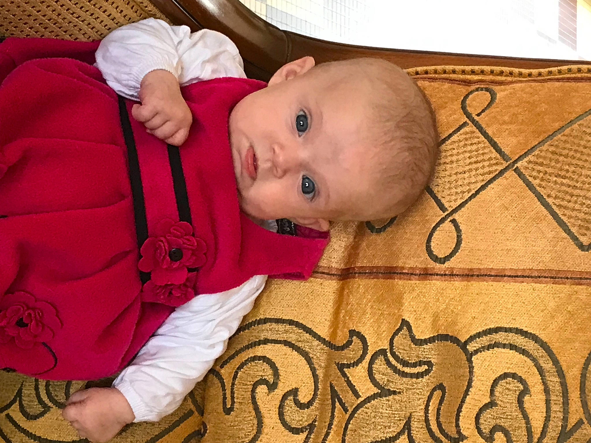 Victoire a rejoint le concours — aidez-le/la à gagner de superbes lots ! baby, baby_safety, baby_toddler_clothing, cheek, child, comfort, facial_expression, finger, flooring, hardwood, infant_bed, linens, organ, person, product, skin, sleeve, smile, textile, toddler