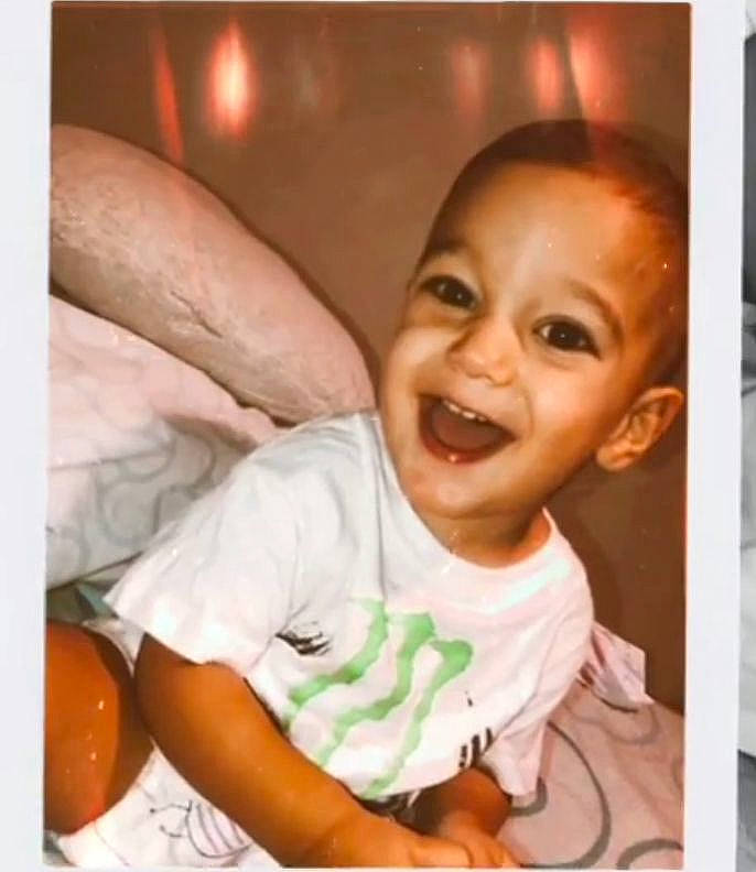 Octavio participe au concours pour gagner de l'argent avec cette photo : baby, baby_laughing, baby_products, baby_toddler_clothing, cheek, child, comfort, fun, gesture, happy, joy, nose, person, photo_caption, room, sitting, skin, smile, t_shirt, thumb