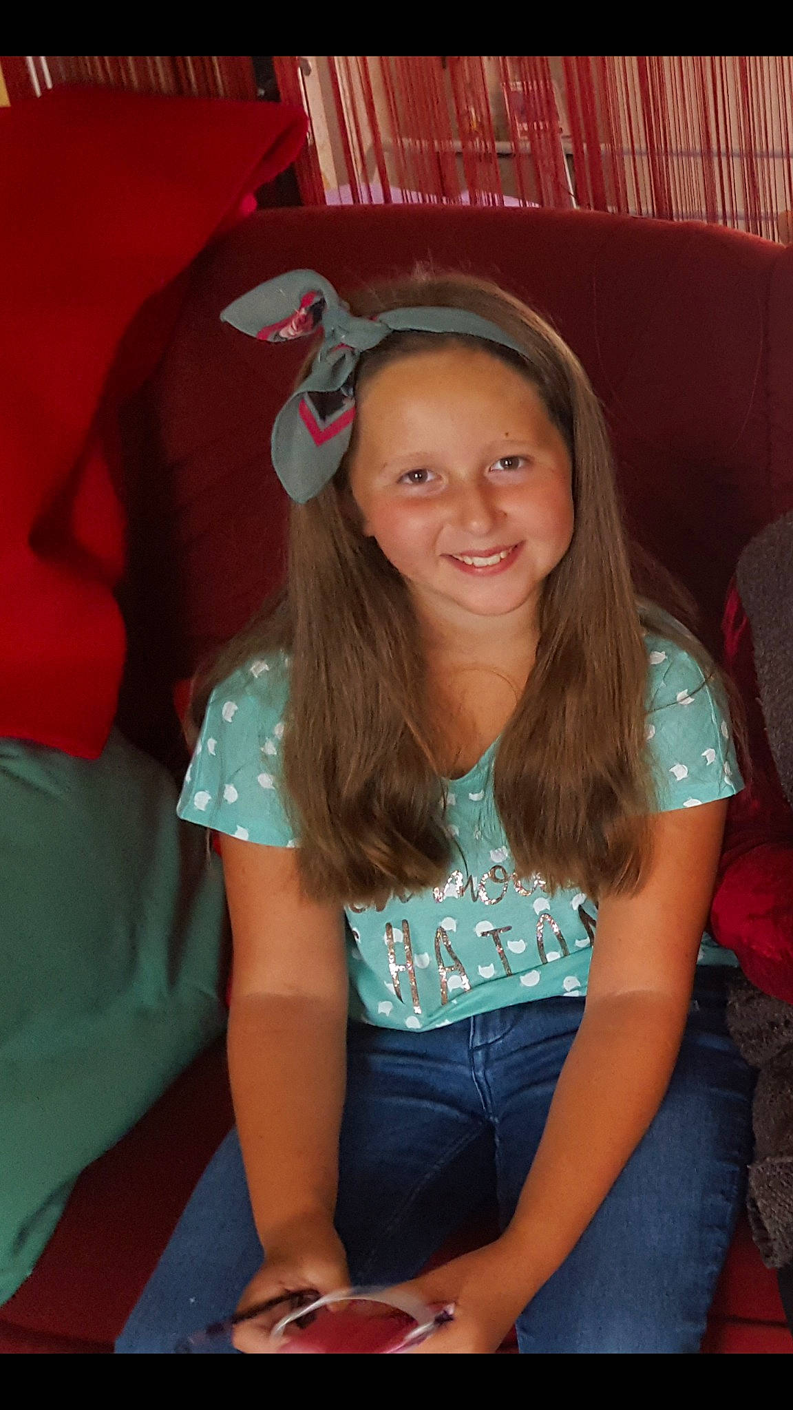 Eva participe au concours pour gagner de l'argent avec cette photo : blond, child, child_model, fun, headwear, joy, leg, long_hair, person, sitting, smile