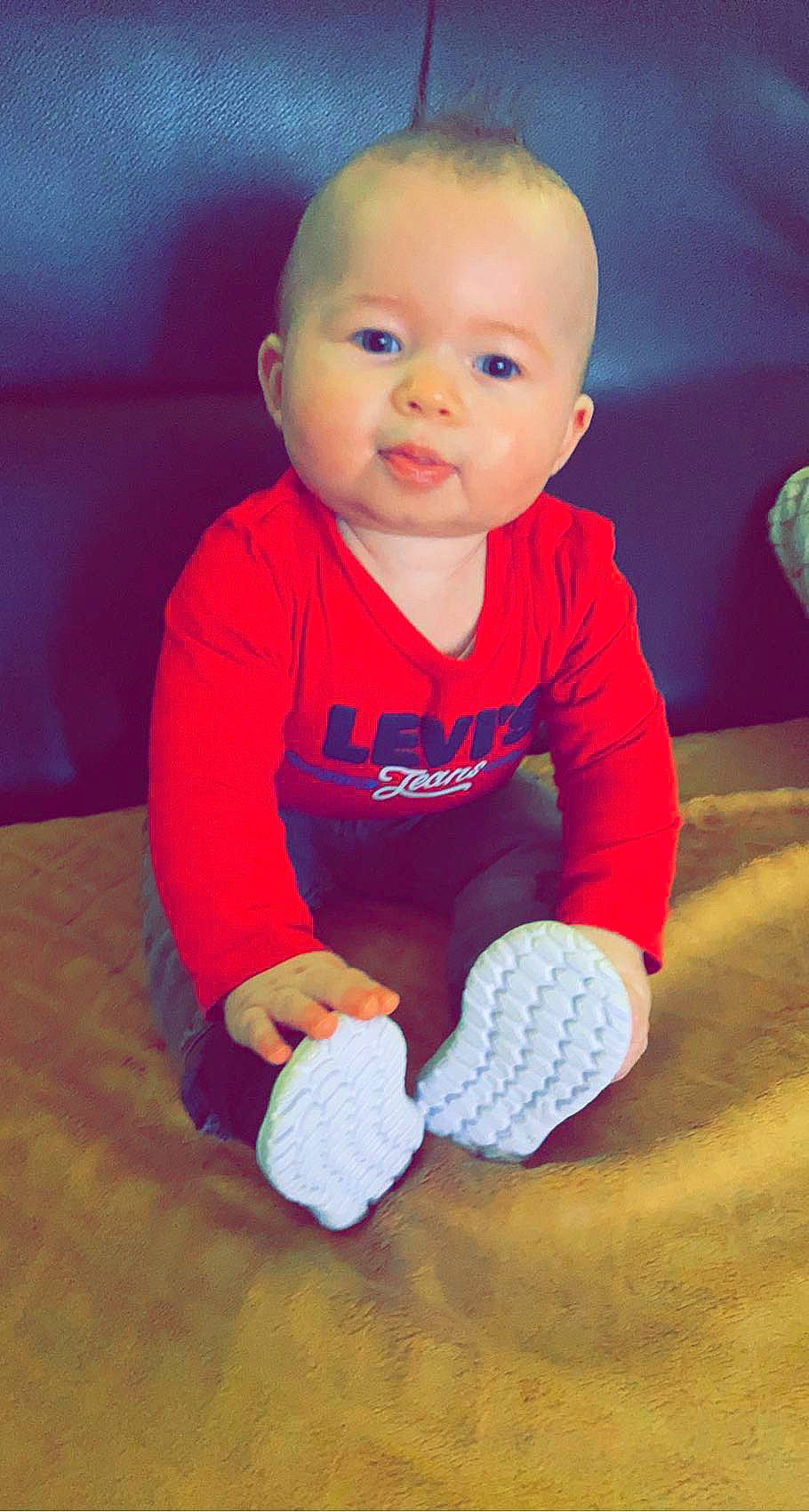 Lenny participe au concours pour gagner de l'argent avec cette photo : baby, baby_toddler_clothing, cheek, child, electric_blue, face, facial_expression, floor, flooring, fun, happy, head, human_body, nose, person, skin, sleeve, smile, thumb, toddler