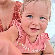 Romy a rejoint le concours — aidez-le/la à gagner de superbes lots ! toddler, child, smiling, blue_eyes, pigtails, pink_shirt, person, adult, hand, portrait, happy, closeup, skin, outdoor, female, baby, clothing, face, cute, expression