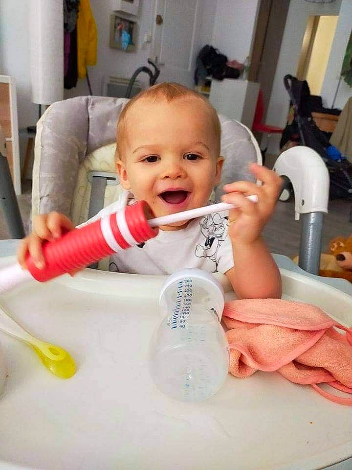 Liam participe au concours pour gagner de l'argent avec cette photo : baby, baby_laughing, baby_products, baby_toddler_clothing, bottle, cheek, child, drinkware, finger, fun, happy, mouth, nose, person, picture_frame, plastic_bottle, skin, smile, thumb, toddler