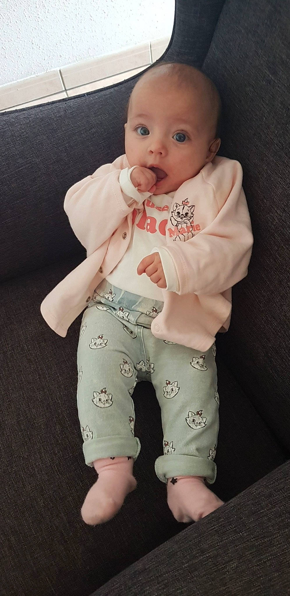 Solène participe au concours pour gagner de l'argent avec cette photo : baby, baby_toddler_clothing, cheek, child, person, skin, sleeve, surprise, toddler