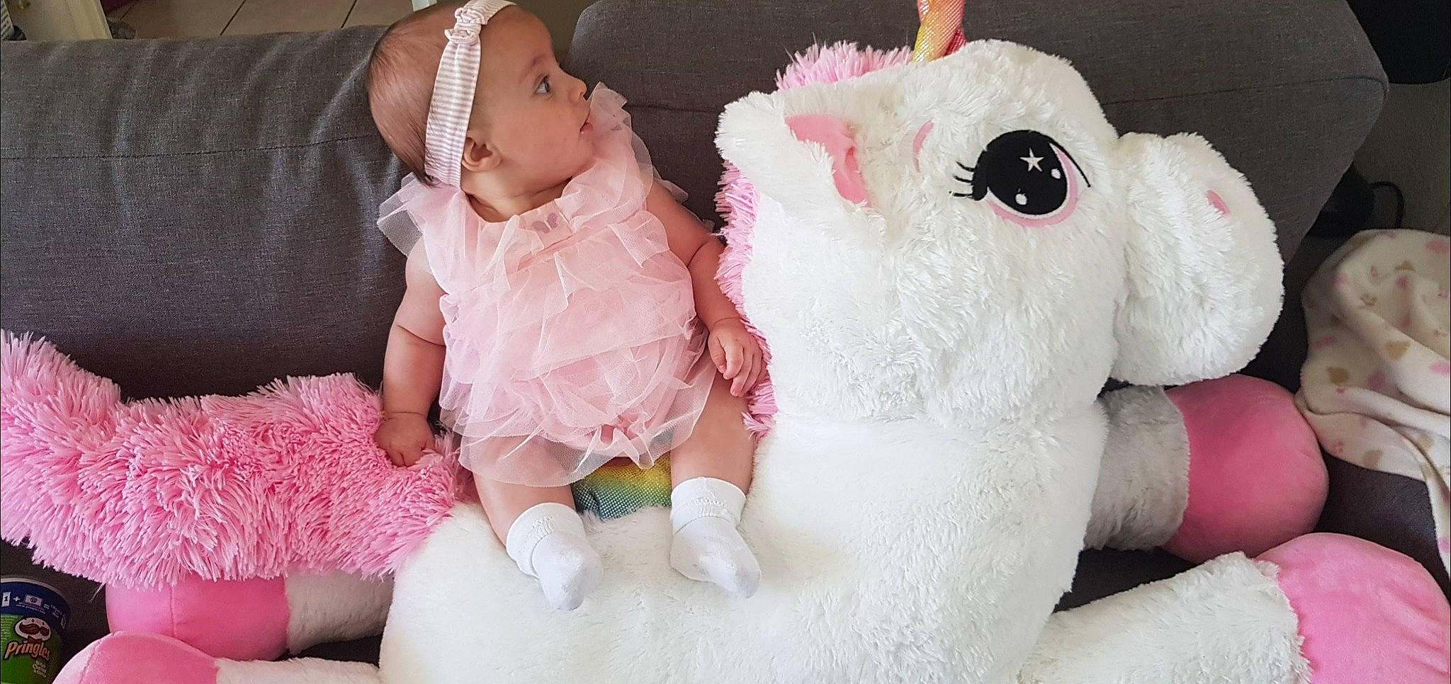 Solène a rejoint le concours — aidez-le/la à gagner de superbes lots ! canidae, child, costume, fictional_character, fur, person, pink, plush, stuffed_toy, textile, toddler, toy, unicorn