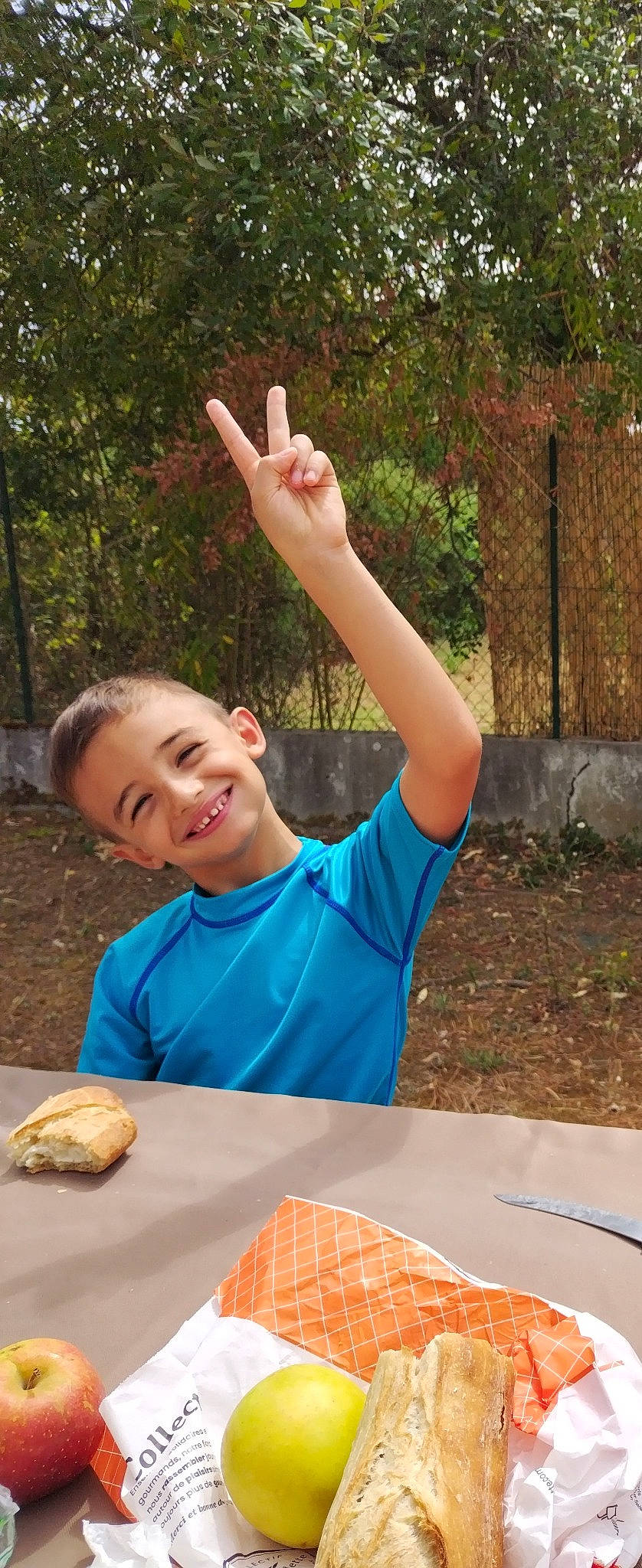 Nicolas a rejoint le concours — aidez-le/la à gagner de superbes lots ! cuisine, dish, event, finger, finger_food, food, fun, gesture, grass, happy, joy, leisure, person, recreation, smile, summer, t_shirt, table, tableware, thumb