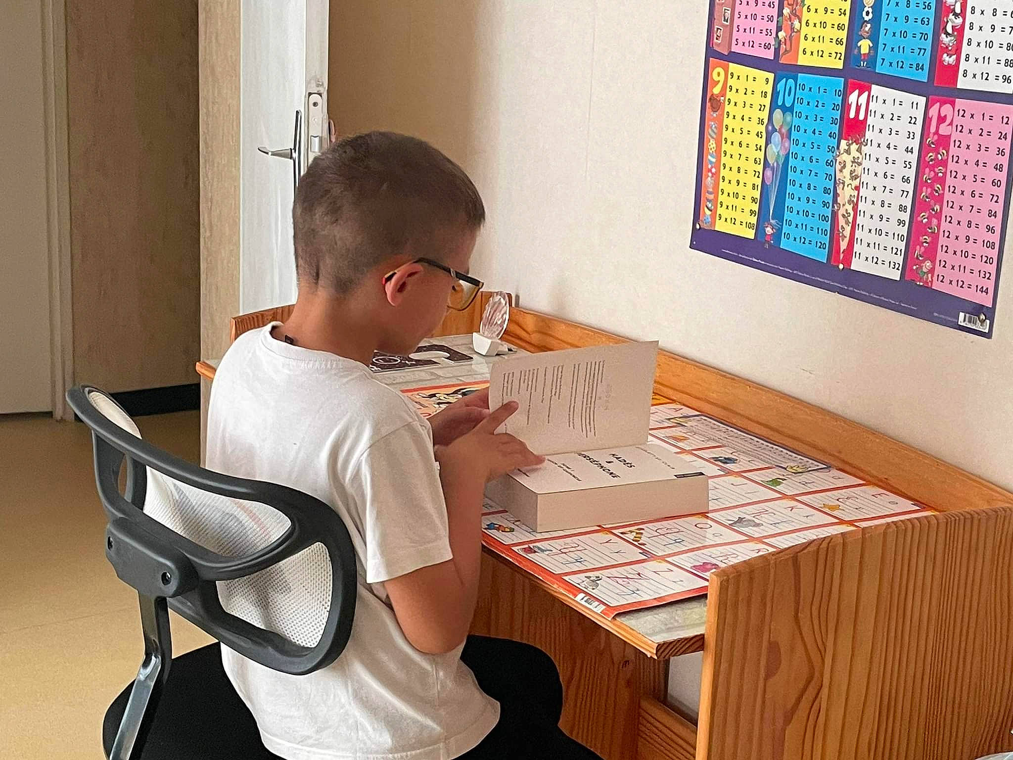 Nicolas participe au concours pour gagner de l'argent avec cette photo : automotive_design, chair, comfort, desk, eyewear, flooring, furniture, hardwood, interior_design, leisure, office_chair, office_equipment, person, reading, room, sitting, stained_glass, table, visual_arts, window