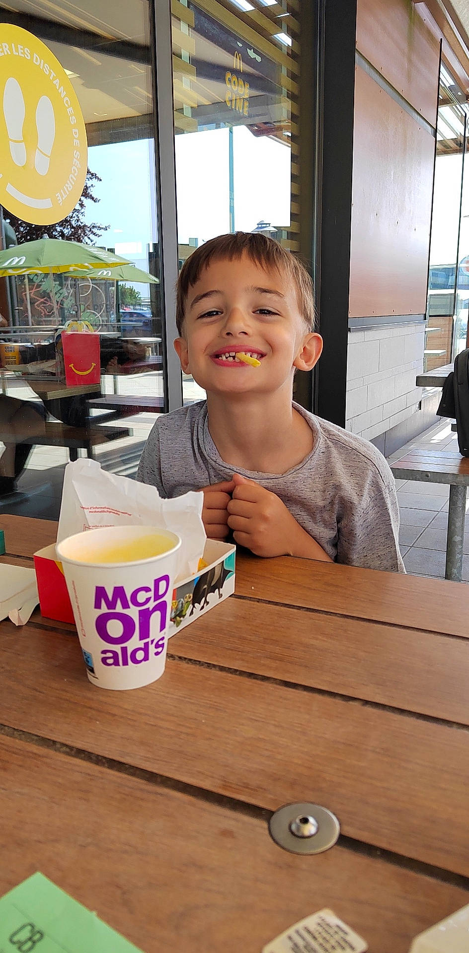 Nicolas participe au concours pour gagner de l'argent avec cette photo : child, cup, drink, drinkware, food, fun, happy, hardwood, joy, person, photograph, smile, snapshot, summer, sweetness, t_shirt, table, tableware, thumb, toddler