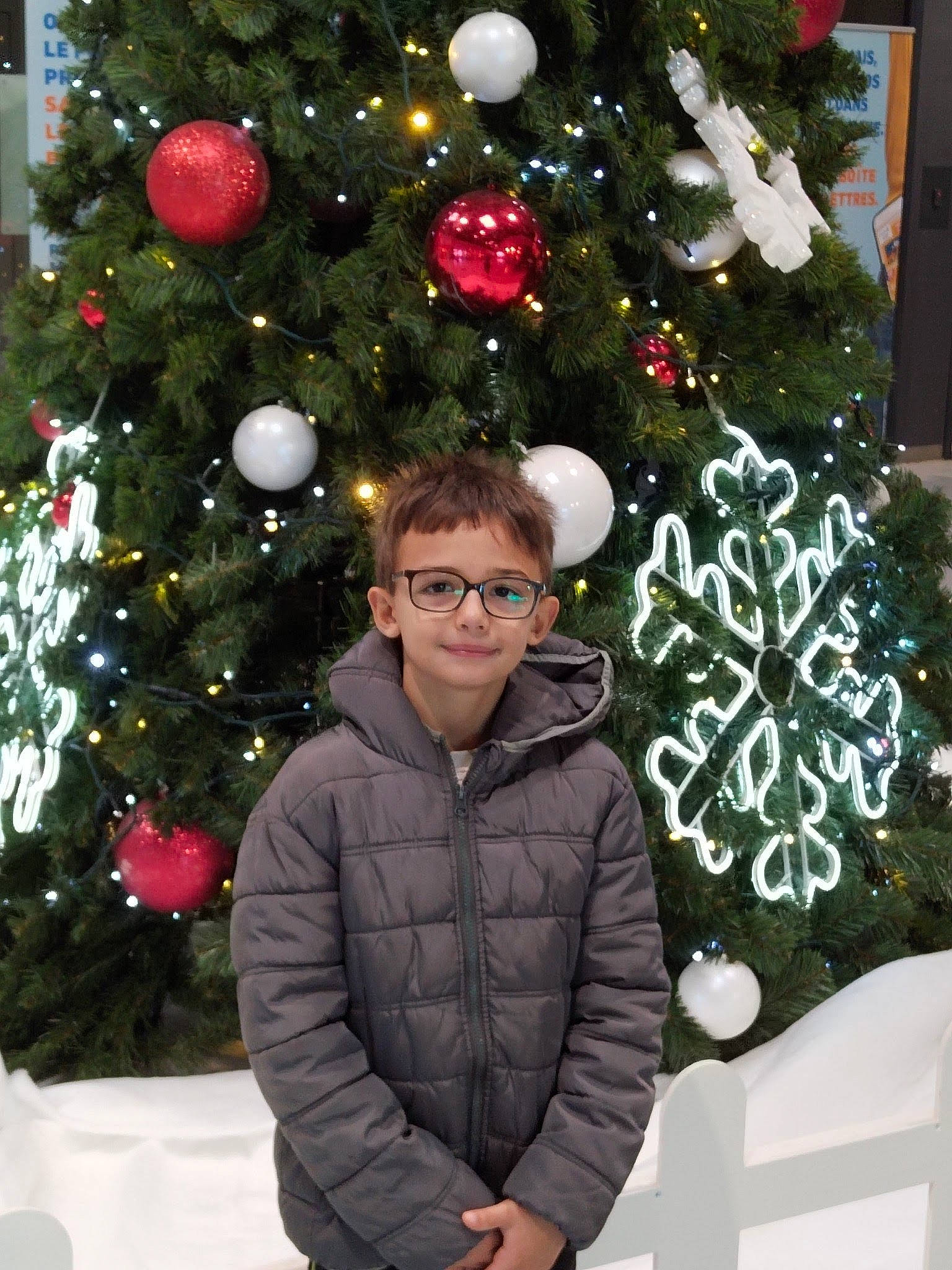 Nicolas a rejoint le concours — aidez-le/la à gagner de superbes lots ! branch, christmas, christmas_decoration, christmas_ornament, christmas_tree, event, evergreen, fun, happy, holiday, holiday_ornament, human_body, joy, ornament, people, person, plant, sleeve, smile, tree