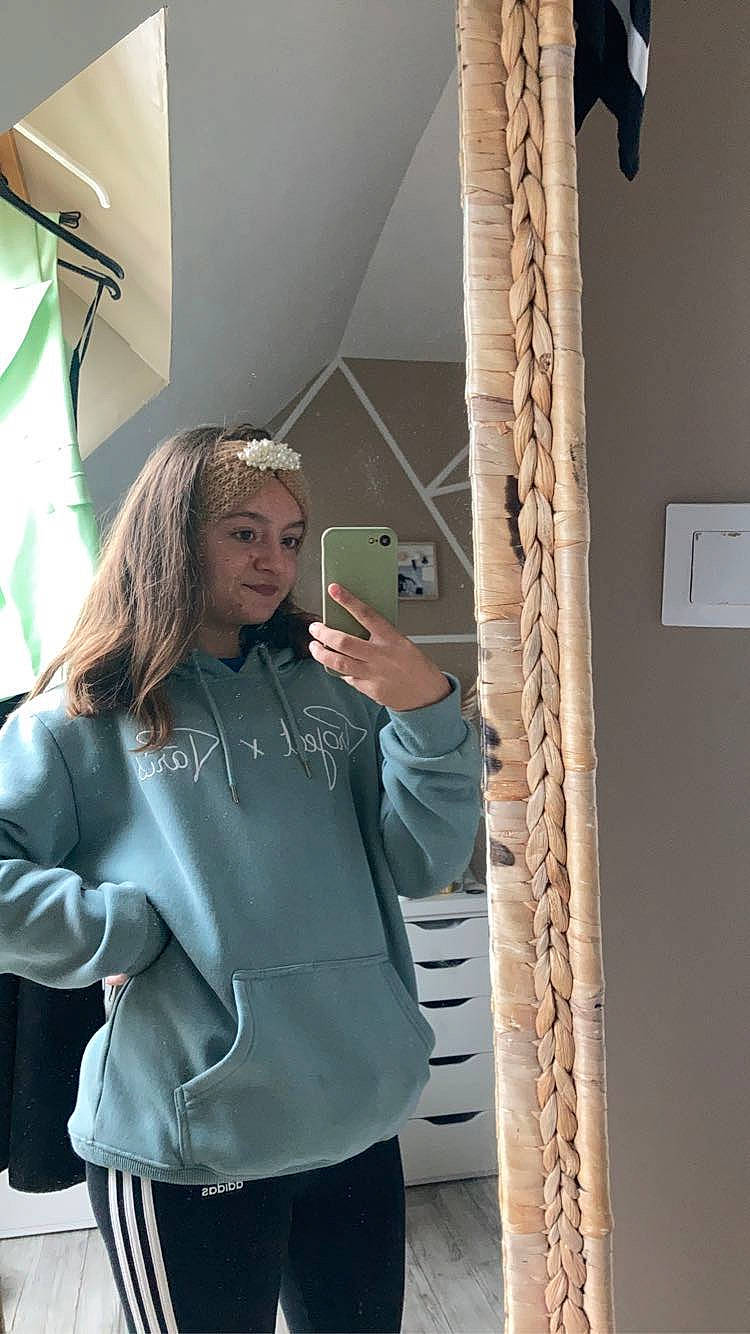 Angee a rejoint le concours — aidez-le/la à gagner de superbes lots ! blazer, blond, brown_hair, denim, eyewear, fashion_design, finger, formal_wear, gesture, grey, long_hair, mirror, person, room, shoulder, sleeve, sportswear, standing, waist, white_collar_worker