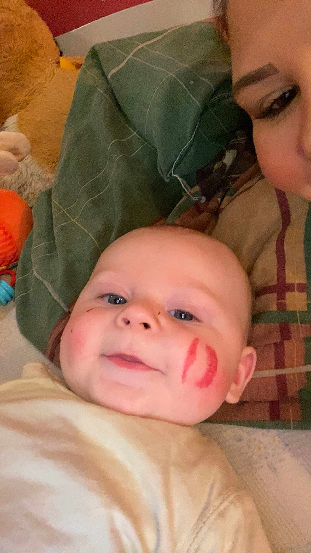 Kezyo a rejoint le concours — aidez-le/la à gagner de superbes lots ! baby, face, kiss_mark, smile, pillow, adult, blanket, indoor, closeup, child, cheek, skin, expression, person, young_child, cozy, resting, family, affection, casual