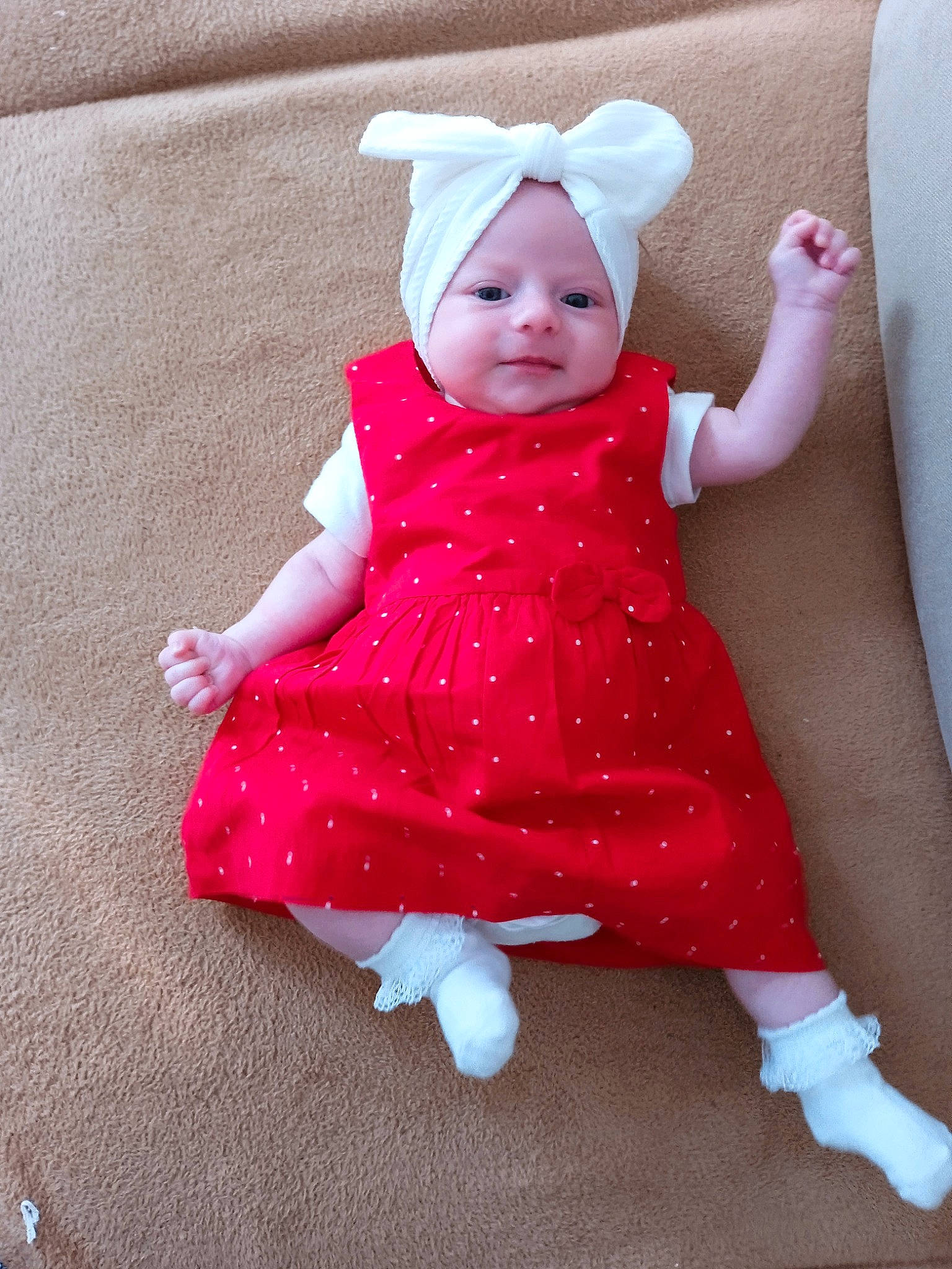 Julia a rejoint le concours — aidez-le/la à gagner de superbes lots ! arm, baby, baby_products, baby_toddler_clothing, child, costume_accessory, day_dress, dress, happy, headwear, linens, magenta, one_piece_garment, pattern, person, pink, sitting, sleeve, smile, textile