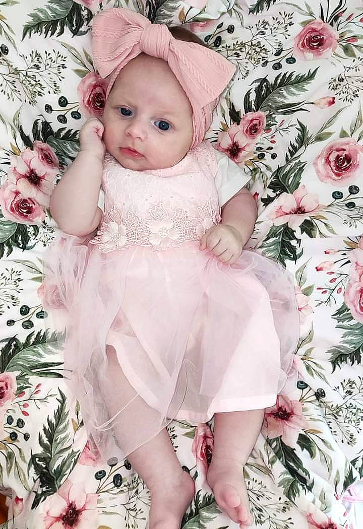 Julia a rejoint le concours — aidez-le/la à gagner de superbes lots ! baby, baby_toddler_clothing, beauty, child, doll, embellishment, eyelash, headgear, headpiece, headwear, iris, pattern, peach, person, petal, pink, plant, skin, sleeve, textile