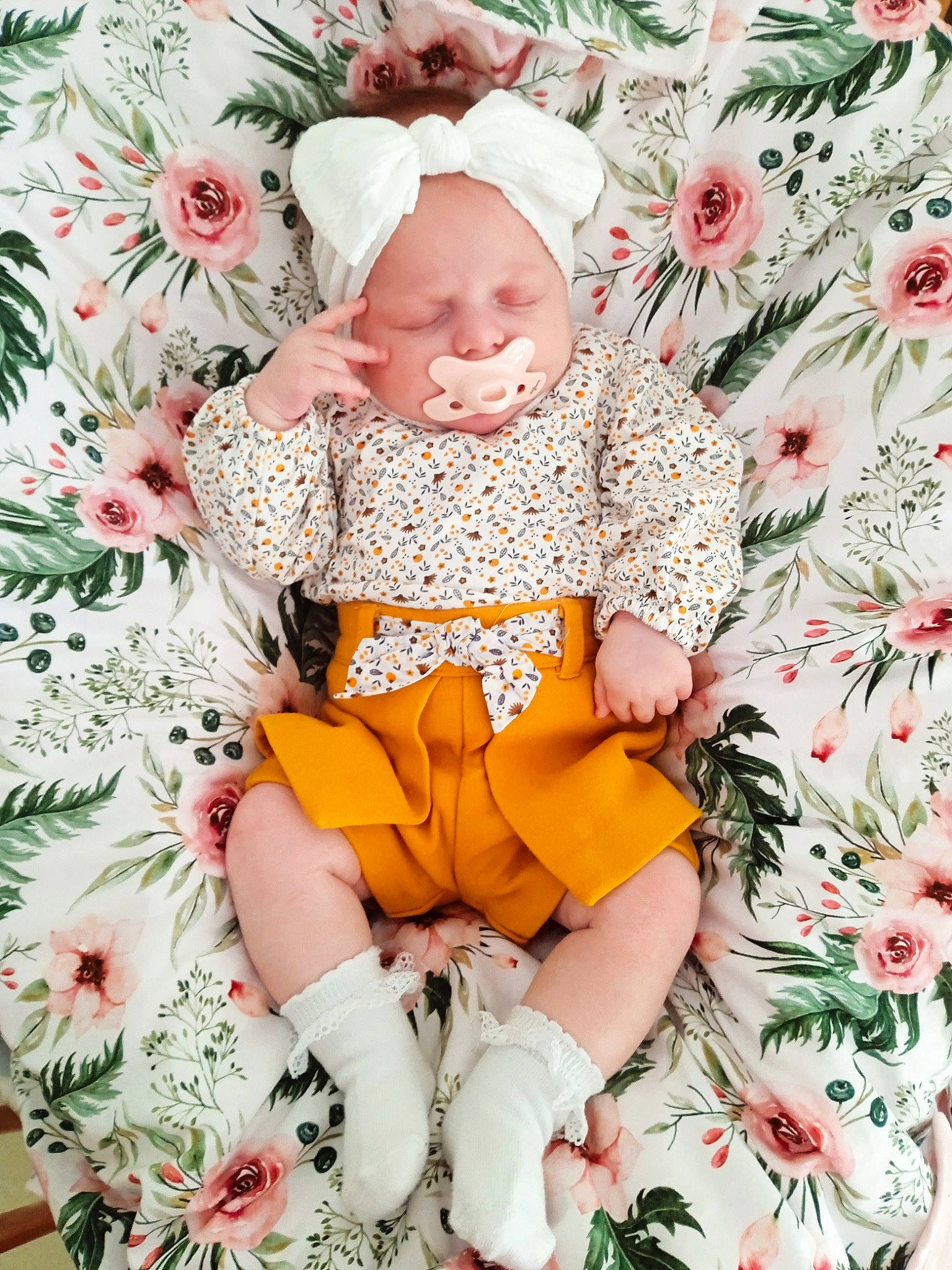 Julia a rejoint le concours — aidez-le/la à gagner de superbes lots ! baby, baby_toddler_clothing, comfort, eye, face, grass, happy, head, linens, pattern, people_in_nature, person, pink, product, sleeve, smile, sock, textile, thigh, toddler