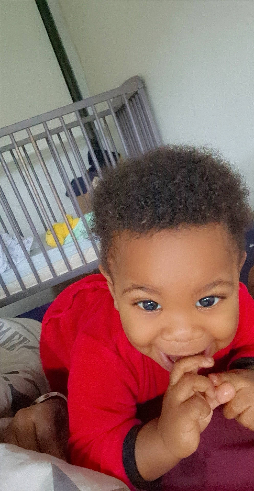 Kimaël participe au concours pour gagner de l'argent avec cette photo : afro, arm, black_hair, cheek, child, comfort, ear, eyelash, finger, forehead, gesture, happy, mammal, nose, organ, person, sitting, skin, smile, thumb