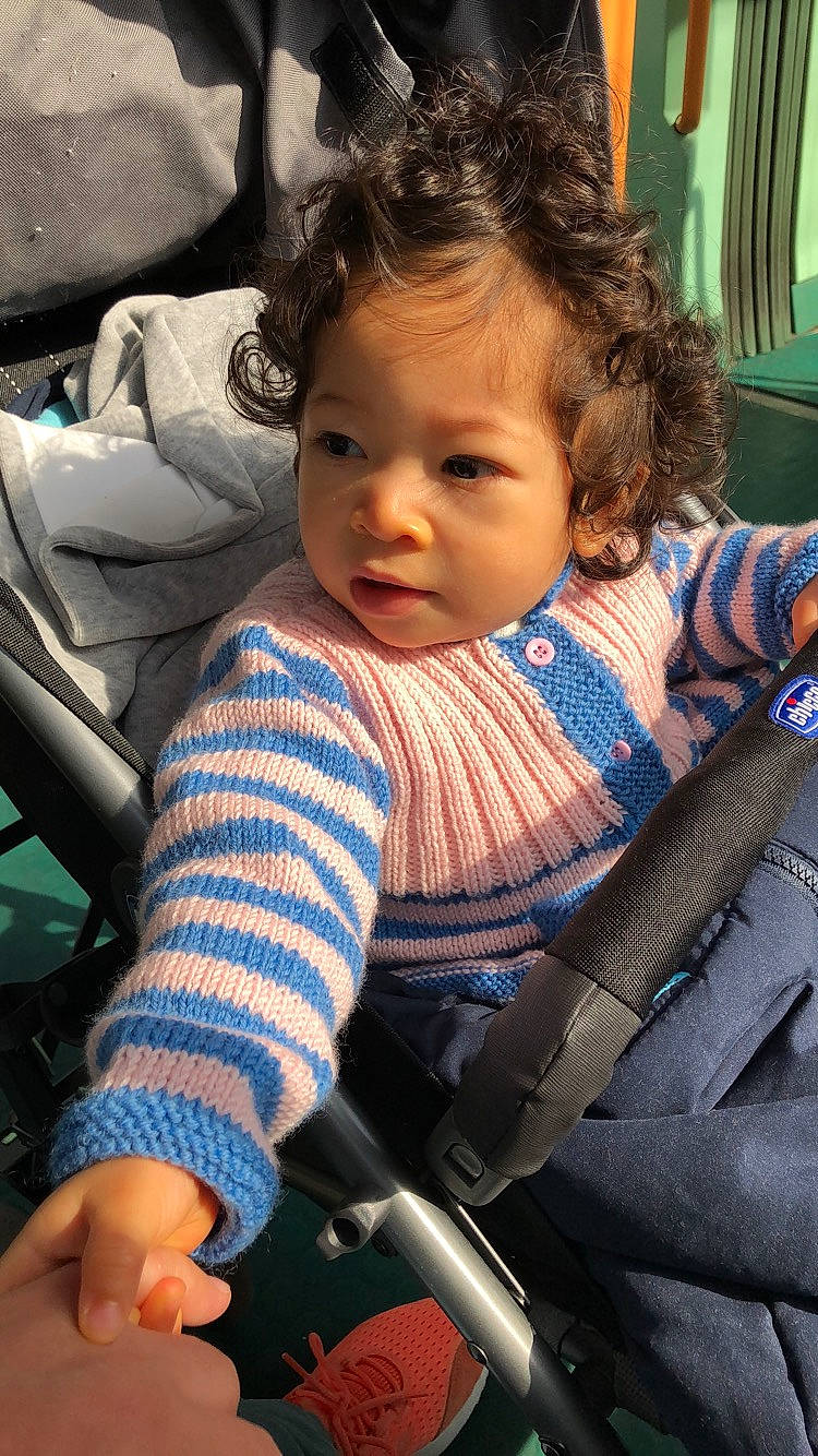 Alicia a rejoint le concours — aidez-le/la à gagner de superbes lots ! baby, baby_carriage, baby_products, baby_toddler_clothing, cheek, child, comfort, cool, eyelash, facial_expression, hairstyle, happy, head, human_body, iris, lip, nose, person, product, skin