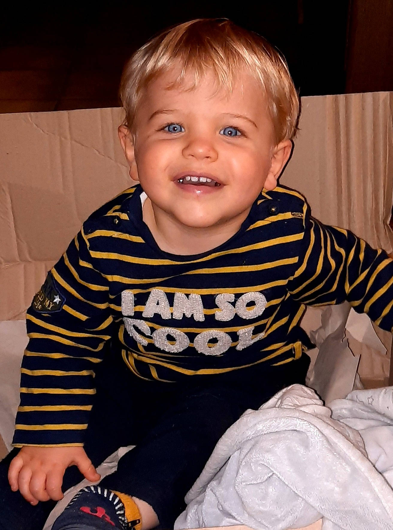 Erwann a rejoint le concours — aidez-le/la à gagner de superbes lots ! arm, baby, baby_toddler_clothing, cheek, child, comfort, finger, flooring, fun, hairstyle, happy, human_body, joy, nose, pattern, person, skin, sleeve, smile, standing