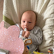 Léon a rejoint le concours — aidez-le/la à gagner de superbes lots ! baby, infant, toy, blanket, soft_toy, face, hand, clothing, cute, indoors, child, person, play, comfort, texture, colorful, relax, seat, expression, young