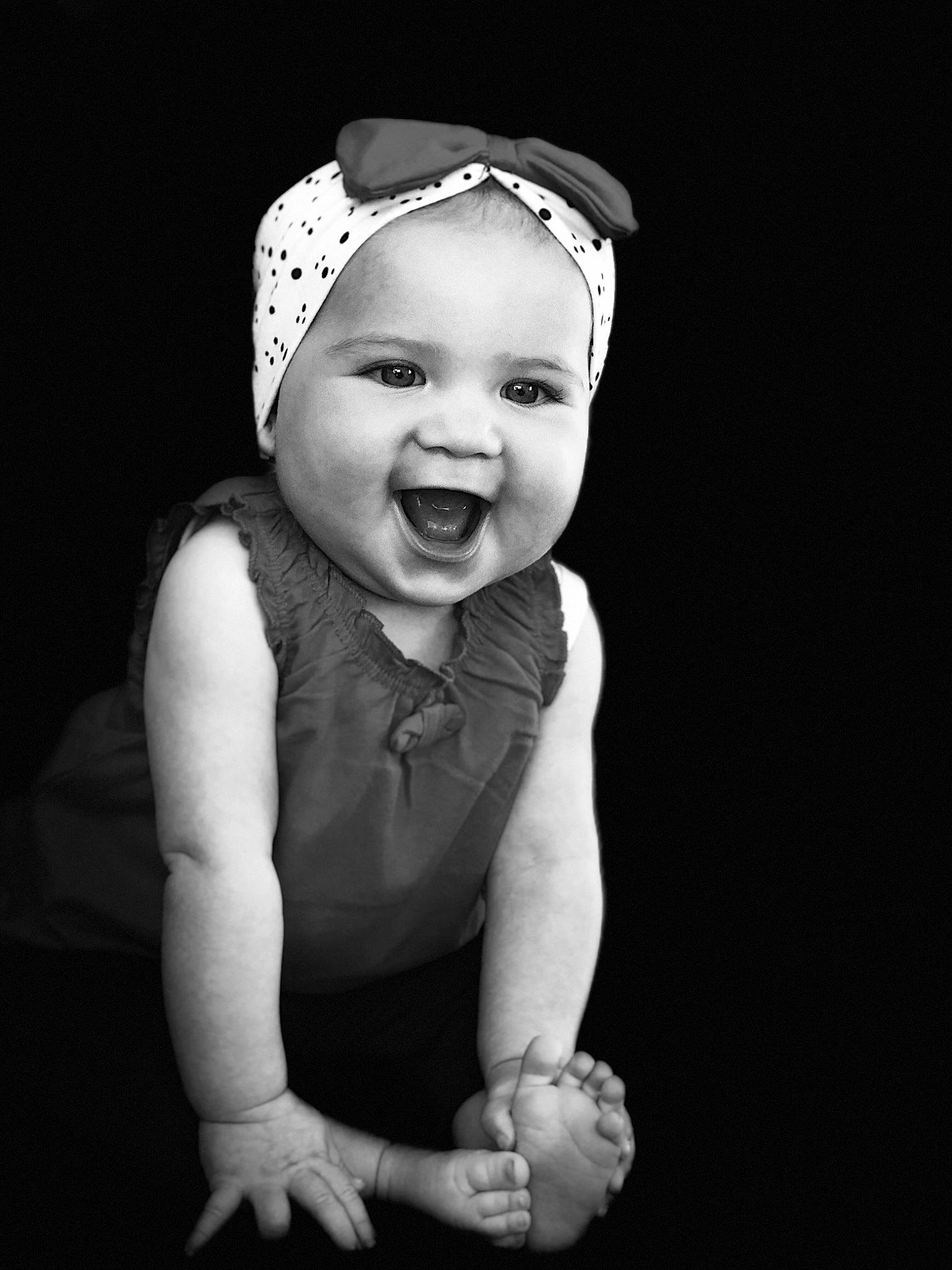 Ness participe au concours pour gagner de l'argent avec cette photo : baby, black, black_and_white, cheek, child, facial_expression, flash_photography, fun, head, headgear, monochrome, monochrome_photography, person, photo_shoot, photograph, photography, portrait, smile, stock_photography, toddler