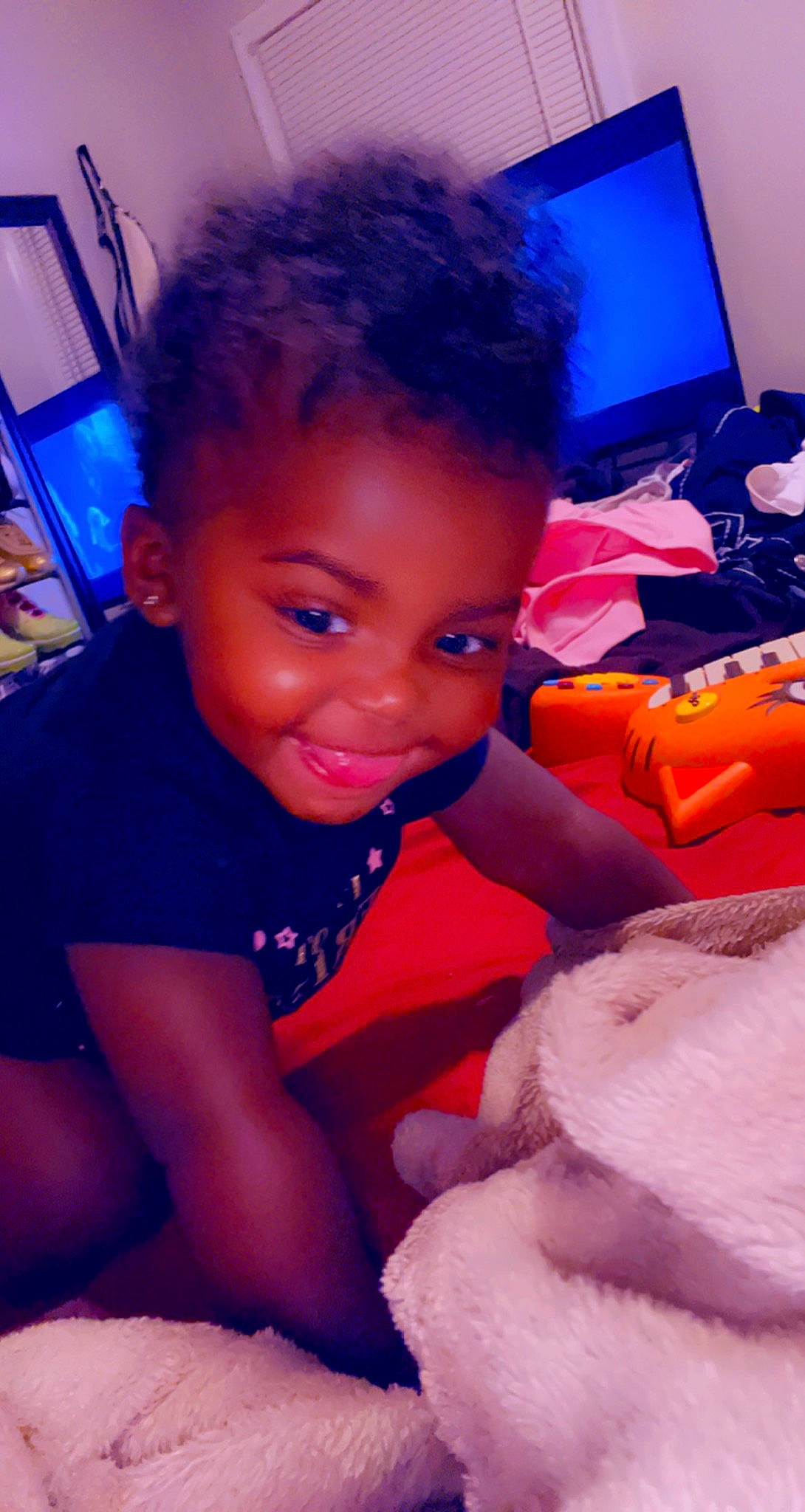 Avah is registered to the contest to win money with this photo: arm, blue, cool, eye, finger, flash_photography, fun, hairstyle, happy, head, human_body, iris, joy, mouth, muscle, nose, orange, organ, person, skin