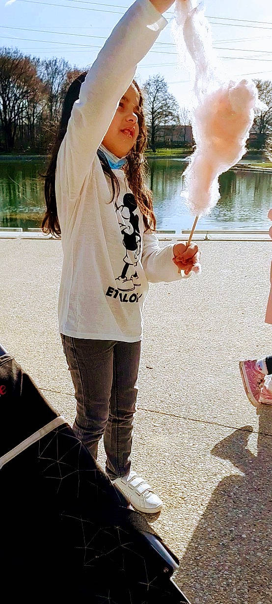 Salsabil a rejoint le concours — aidez-le/la à gagner de superbes lots ! bag, beauty, blond, cap, cool, eyewear, happy, headwear, human_leg, lip, long_hair, luggage_and_bags, person, photograph, plant, shoe, sleeve, snapshot, thigh, waist