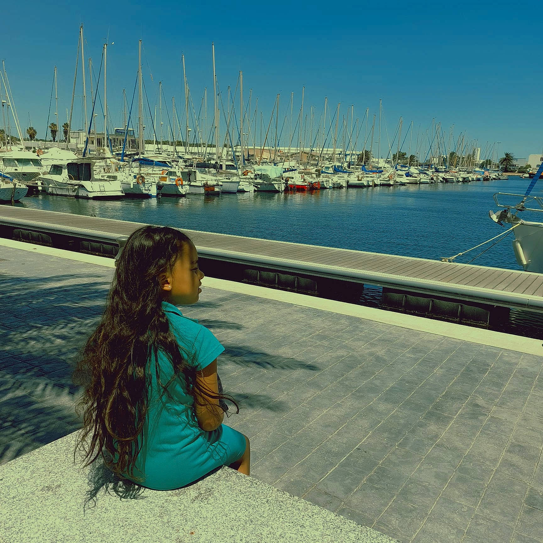 Salsabil participe au concours pour gagner de l'argent avec cette photo : aqua, azure, city, dock, hair, happy, harbor, horizon, lake, leisure, morning, nonbuilding_structure, ocean, person, sitting, sky, tourism, travel, water, watercraft