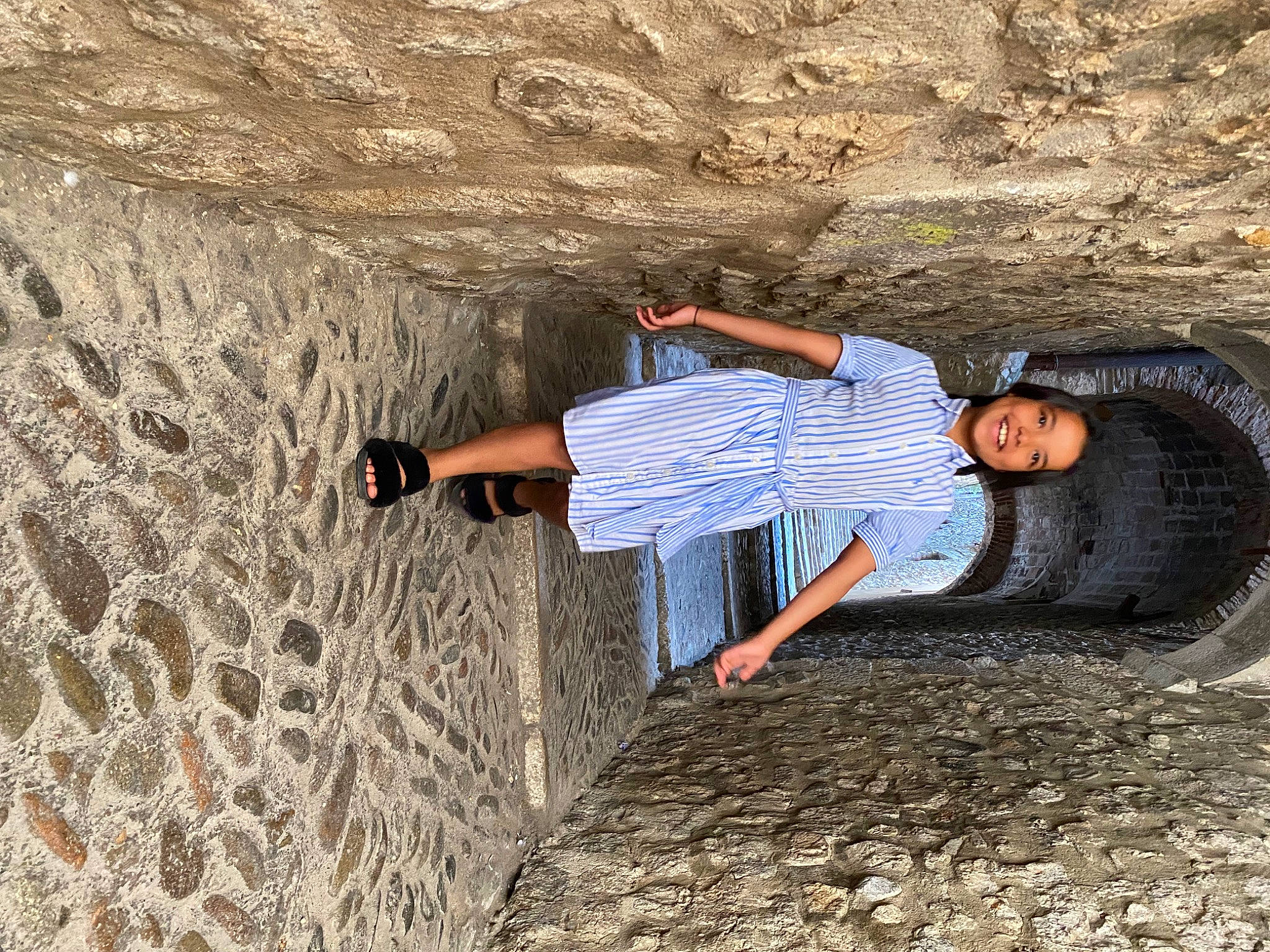 Salsabil a rejoint le concours — aidez-le/la à gagner de superbes lots ! adventure, azure, bedrock, electric_blue, formation, fun, happy, hat, joy, landscape, leisure, outdoor_recreation, people_in_nature, person, recreation, rock, sand, shadow, smile, t_shirt