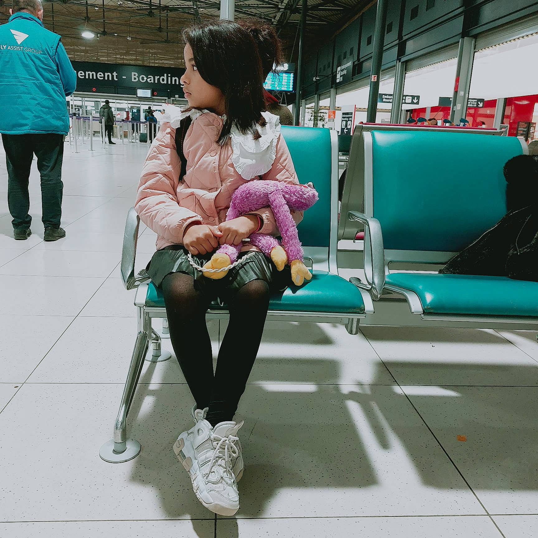 Salsabil participe au concours pour gagner de l'argent avec cette photo : bag, boot, child, comfort, footwear, fun, hat, human_leg, knee, lap, leisure, luggage_and_bags, passenger, person, recreation, shoe, sitting, sneakers, thigh, toddler