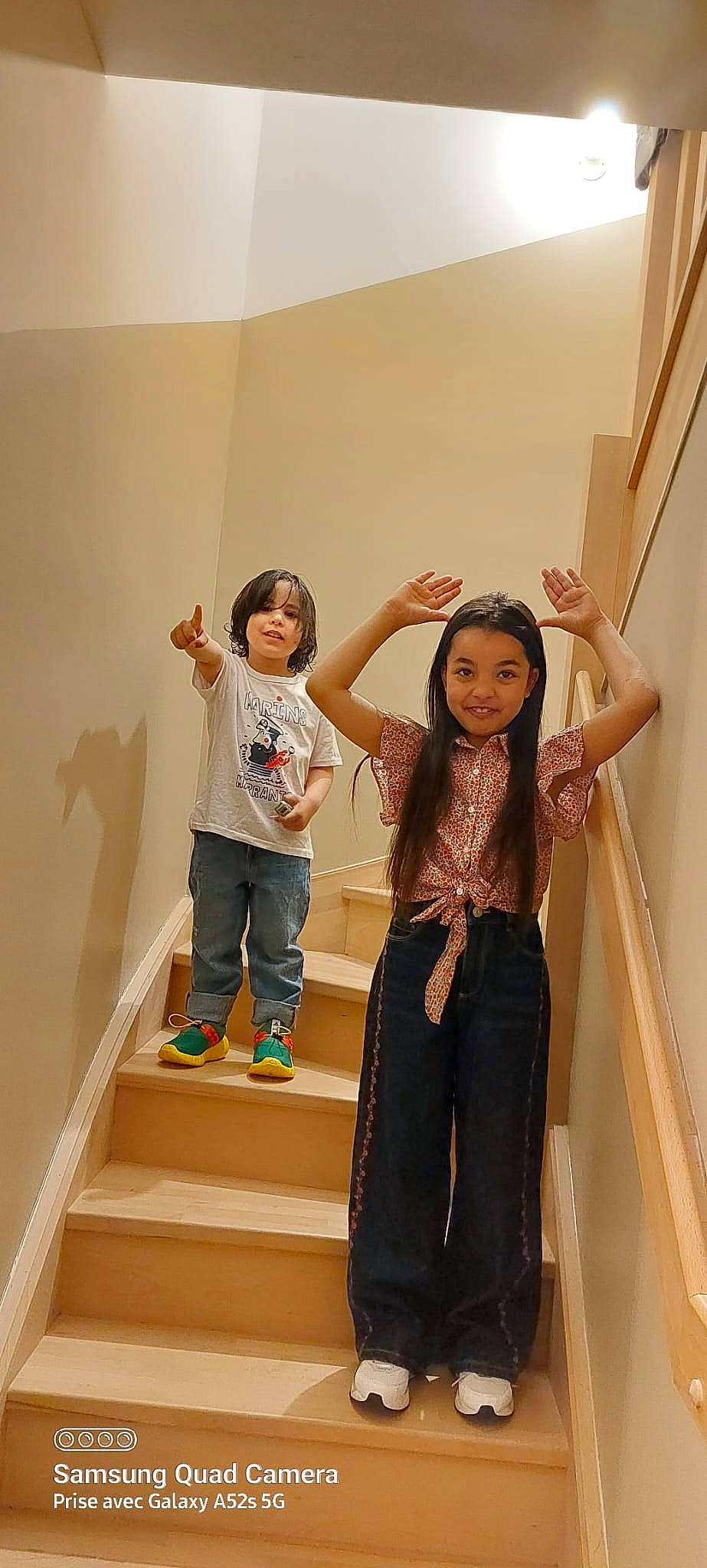 Salsabil participe au concours pour gagner de l'argent avec cette photo : child, event, fashion_design, flooring, fun, gesture, happy, human_leg, joint, joy, leg, person, shoulder, sleeve, smile, stairs, t_shirt, thigh, toddler, trunk