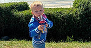Owen a rejoint le concours — aidez-le/la à gagner de superbes lots ! child, boy, grass, ocean, beach, sky, cloud, sunlight, shoes, jeans, jacket, cup, straw, hedge, nature, outdoor, water, summer, portrait, daylight