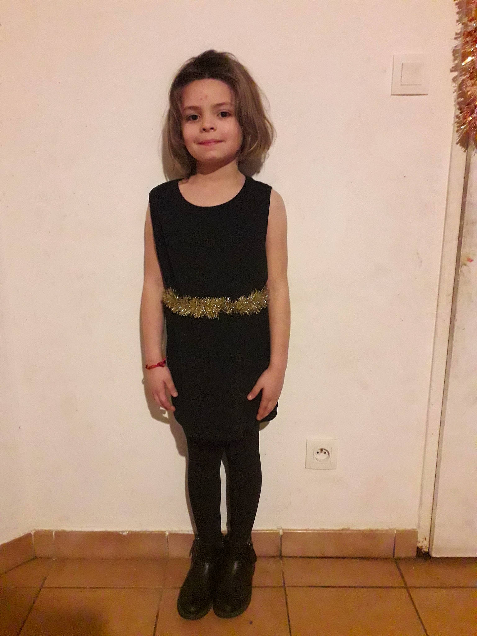 Safira a rejoint le concours — aidez-le/la à gagner de superbes lots ! abdomen, clothing, cocktail_dress, dress, fashion, fashion_accessory, fashion_model, flooring, footwear, girl, leggings, little_black_dress, neck, pattern, person, shoe, shoulder, standing, tights, top