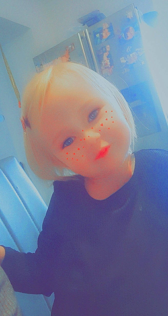 Jade a rejoint le concours — aidez-le/la à gagner de superbes lots ! animation, art, buzz_cut, child, doll, electric_blue, eyebrow, eyewear, fun, human_body, leisure, lens_flare, nose, person, personal_protective_equipment, plastic, room, selfie, t_shirt, toy