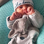 émilio participe au concours pour gagner de l'argent avec cette photo : baby, infant, blanket, hat, clothing, face, hand, cushion, quilted, sleepwear, newborn, person, cute, soft, resting, cozy, indoors, portrait, toddler, sleep