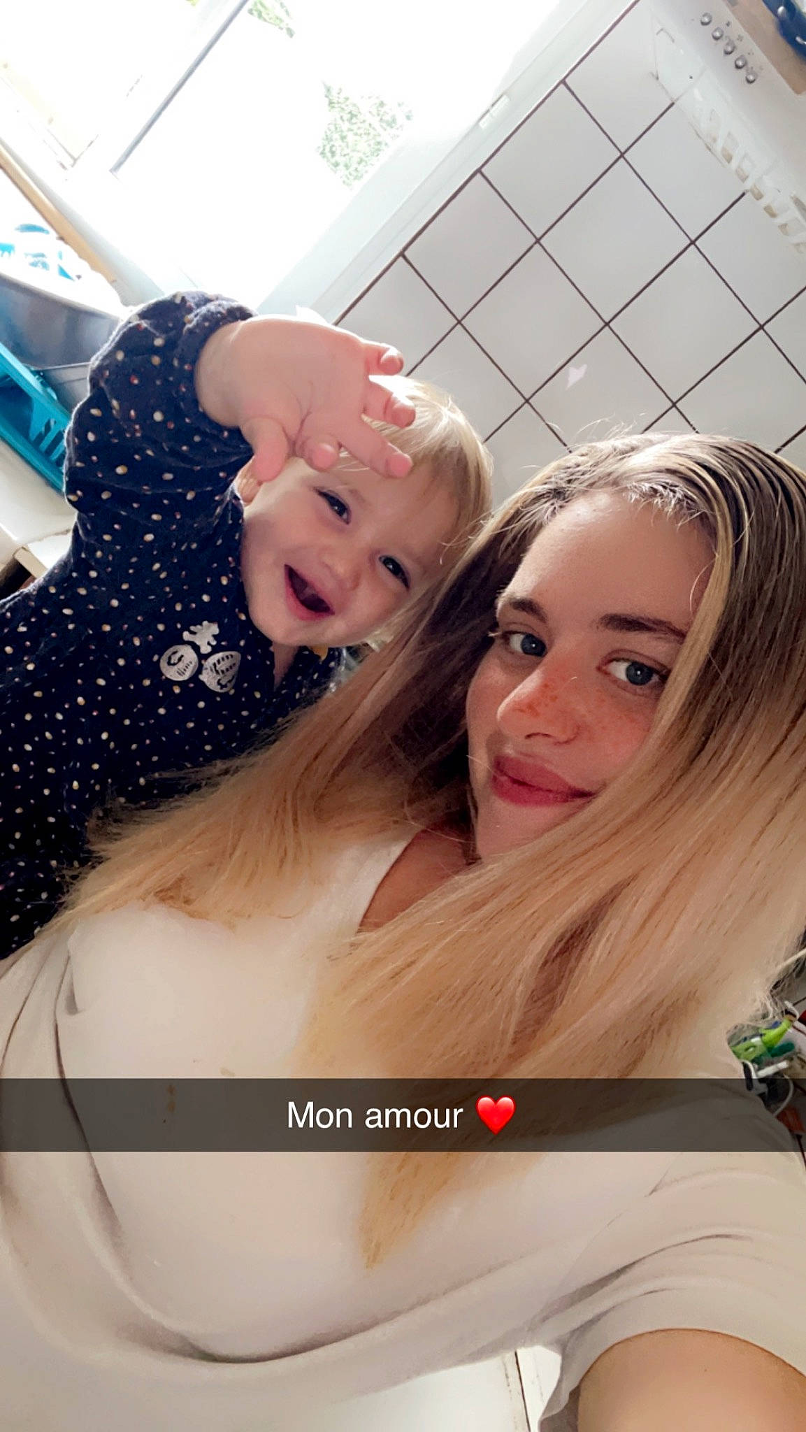 Leïla a rejoint le concours — aidez-le/la à gagner de superbes lots ! beauty, blond, event, eyelash, facial_expression, fashion, flash_photography, friendship, fun, gesture, hairstyle, happy, human, jewellery, joy, long_hair, mouth, people, person, selfie