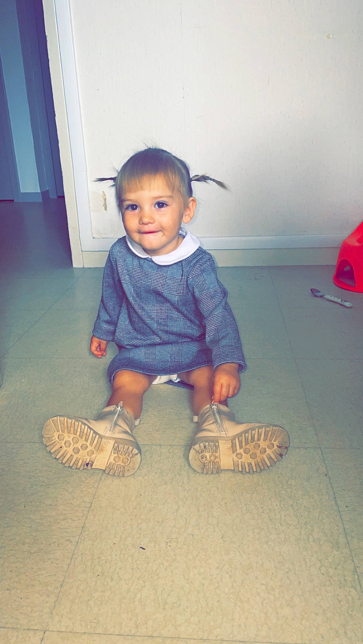 Leïla a rejoint le concours — aidez-le/la à gagner de superbes lots ! baby_toddler_clothing, cool, door, electric_blue, floor, flooring, foot, fun, happy, human_leg, joy, mammal, person, sandal, sitting, skin, sleeve, sneakers, standing, tints_and_shades