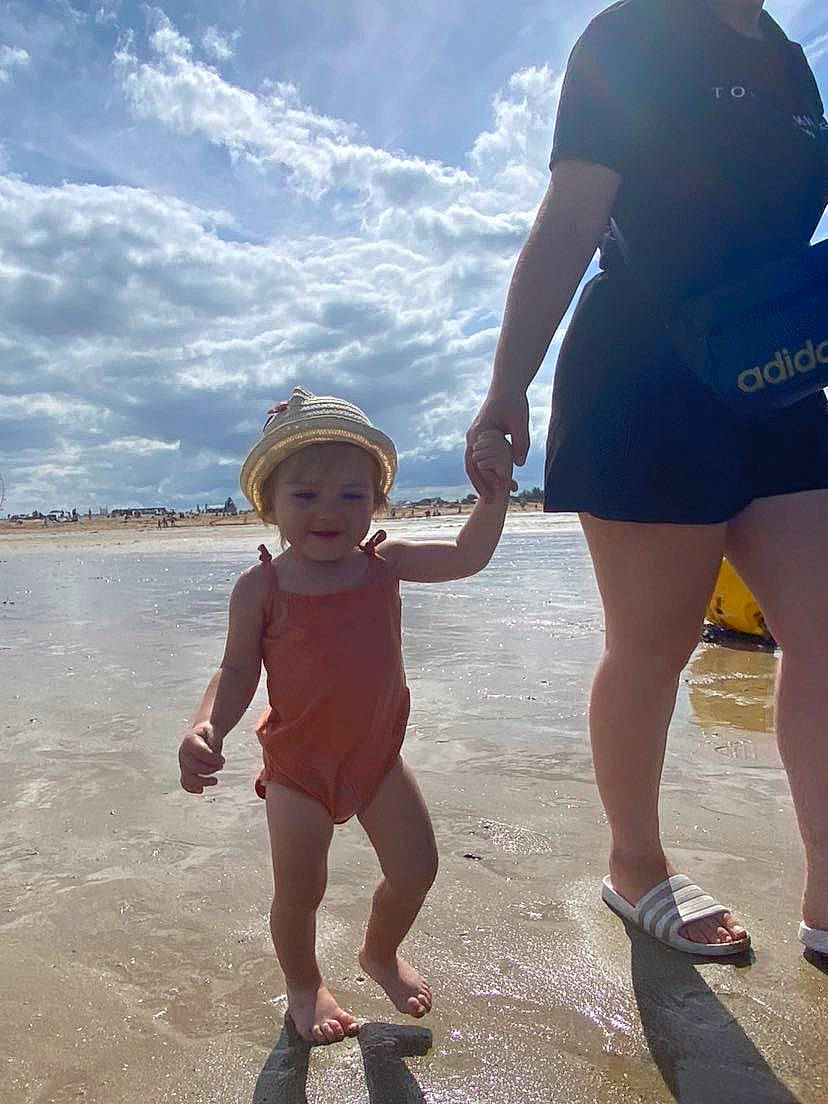 Leïla a rejoint le concours — aidez-le/la à gagner de superbes lots ! beach, cloud, electric_blue, fun, gesture, happy, hat, headwear, holding_hands, leg, leisure, people_in_nature, people_on_beach, person, shorts, sky, summer, thigh, toddler, travel