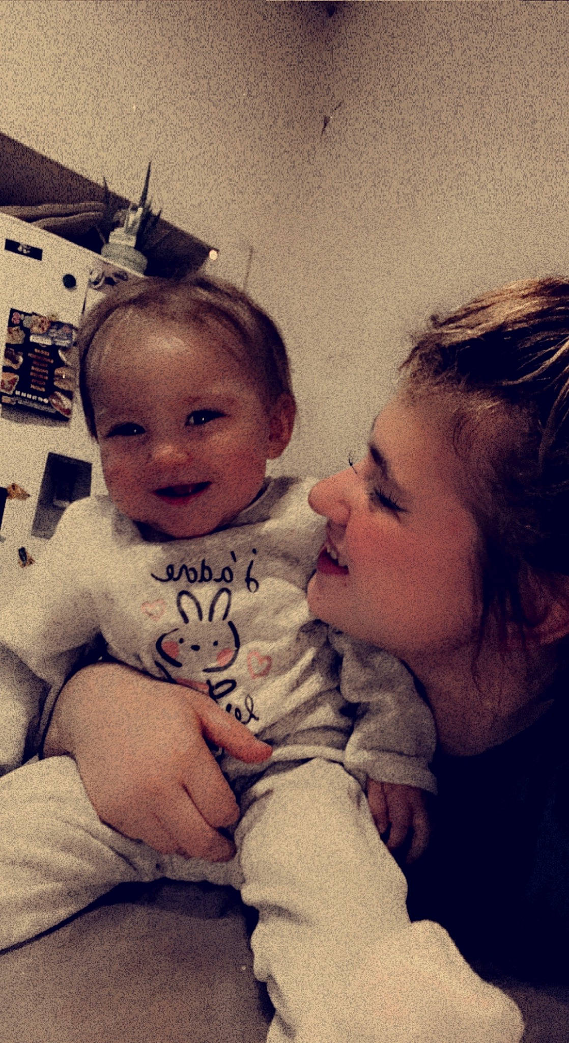 Leïla participe au concours pour gagner de l'argent avec cette photo : arm, cheek, chin, comfort, ear, eye, eyebrow, forehead, gesture, hand, happy, iris, jaw, lip, mouth, neck, nose, person, shoulder, skin