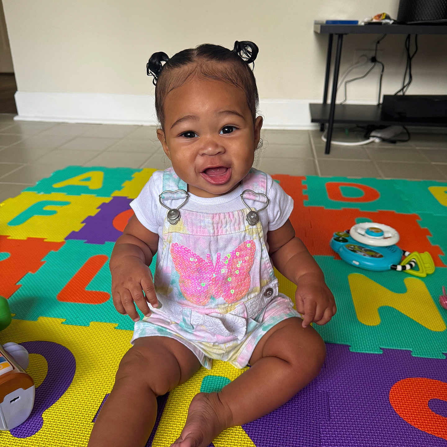Araya is registered to the contest to win money with this photo: architecture, baby, bodypart, building, couch, face, finger, furniture, hand, hardwood, head, indoors, livingroom, person, photography, portrait, room, sitting, table, wood