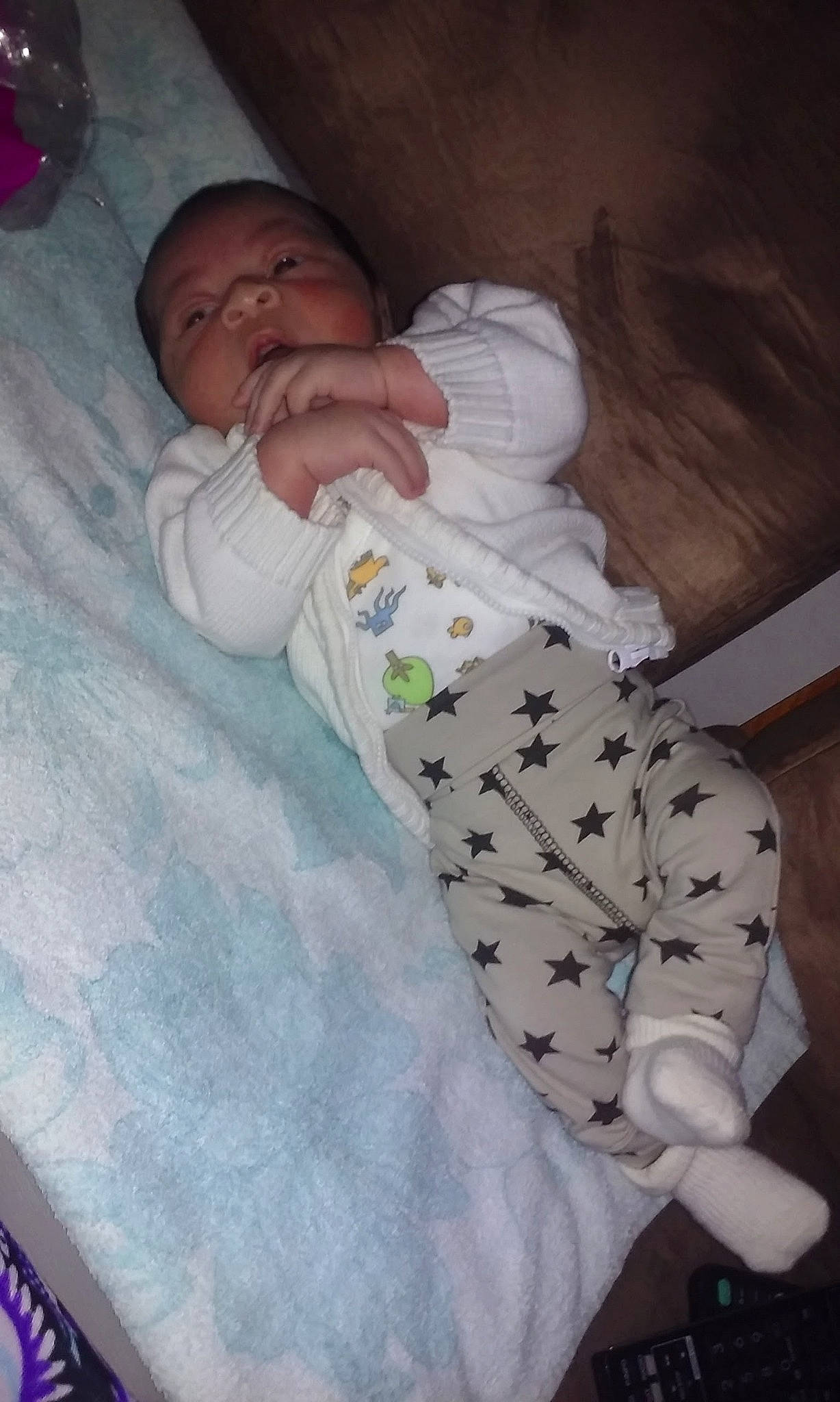 Nitaël a rejoint le concours — aidez-le/la à gagner de superbes lots ! arm, baby, baby_safety, baby_toddler_clothing, bed, cheek, comfort, eye, face, finger, hand, head, human_body, infant_bed, linens, nose, person, skin, sleeve, textile