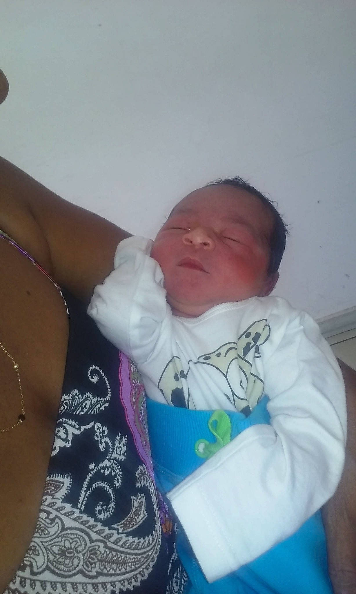 Nitaël a rejoint le concours — aidez-le/la à gagner de superbes lots ! arm, baby, baby_sleeping, baby_toddler_clothing, bedtime, cheek, chest, child, comfort, elbow, finger, mouth, navel, person, sitting, skin, sleeve, temporary_tattoo, thigh, toddler