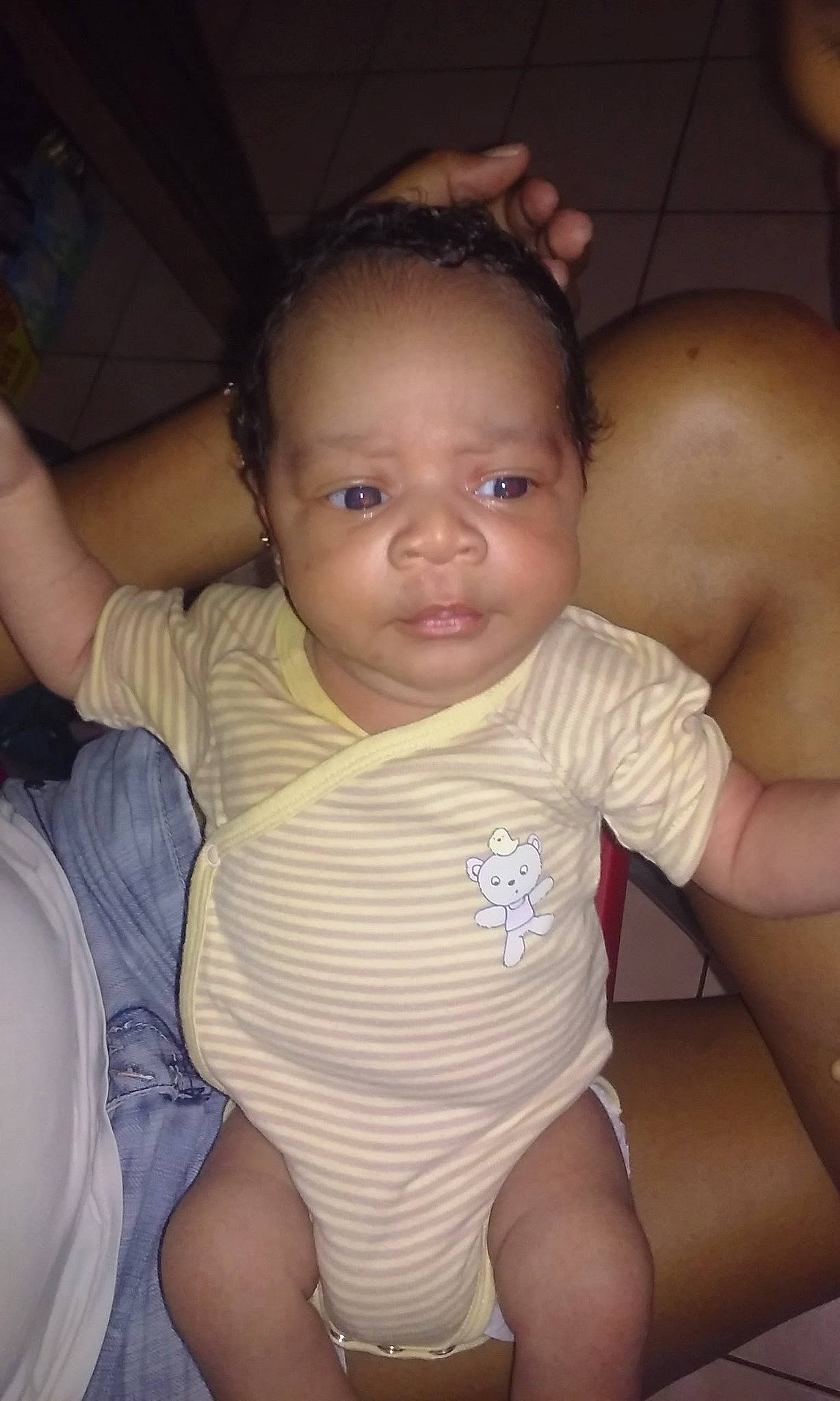 Nitaël participe au concours pour gagner de l'argent avec cette photo : baby, cheek, chin, eye, eyebrow, facial_expression, hair, hand, human, human_body, iris, joint, lip, mouth, muscle, neck, nose, person, shoulder, skin