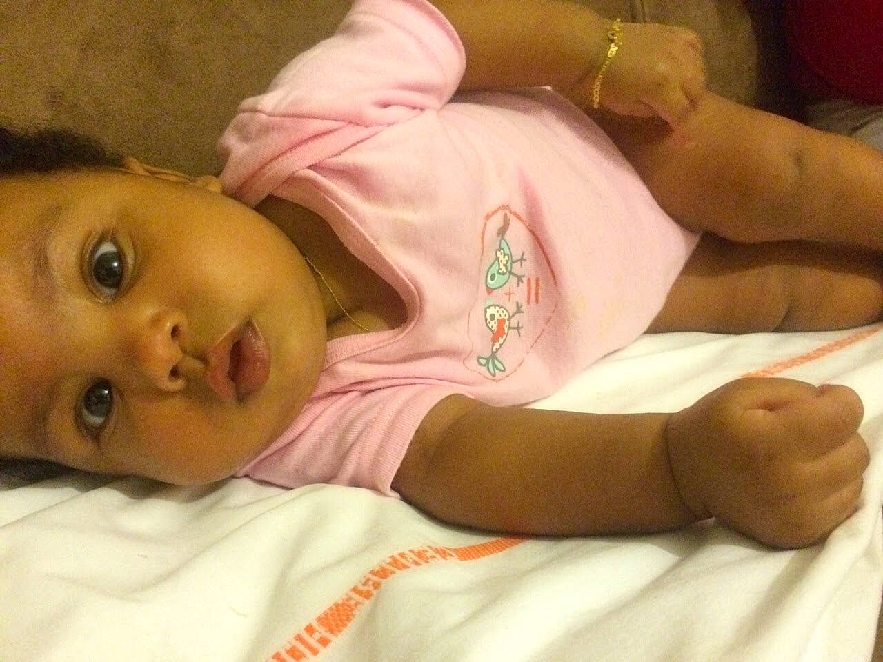 Shaynee a rejoint le concours — aidez-le/la à gagner de superbes lots ! arm, baby, baby_toddler_clothing, cheek, chin, comfort, ear, eyelash, face, facial_expression, finger, hand, human_body, mouth, neck, nose, person, skin, sleeve, thumb