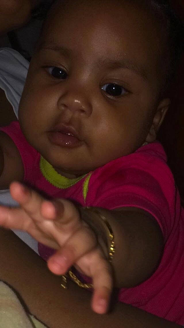 Shaynee a rejoint le concours — aidez-le/la à gagner de superbes lots ! baby, baby_toddler_clothing, black, cheek, ear, eyelash, finger, flash_photography, fun, gesture, hand, happy, lip, mouth, nail, nose, person, skin, smile, thumb