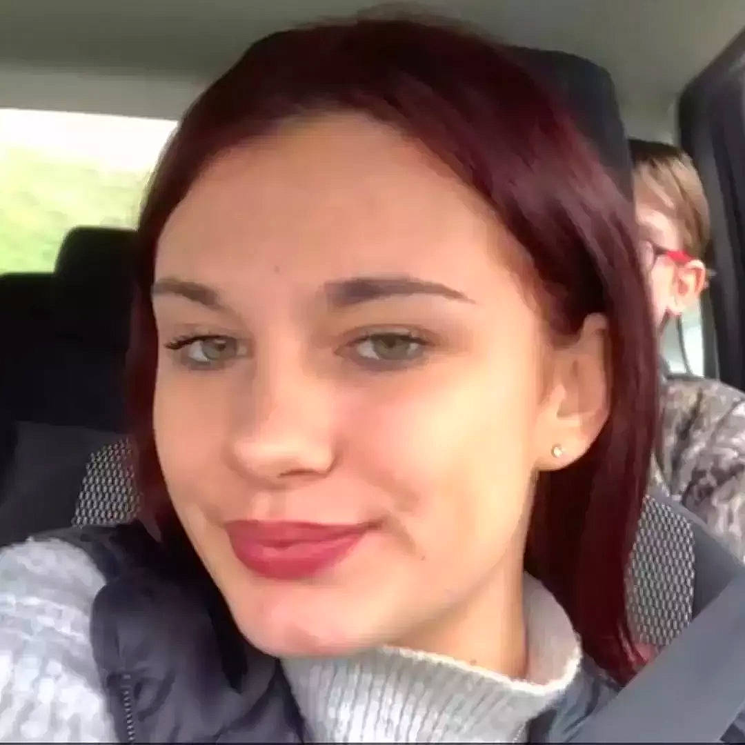 Oceane a rejoint le concours — aidez-le/la à gagner de superbes lots ! beauty, black_hair, cheek, chin, cool, ear, eyebrow, eyelash, forehead, happy, jaw, joy, lip, lipstick, long_hair, makeover, mouth, neck, nose, person